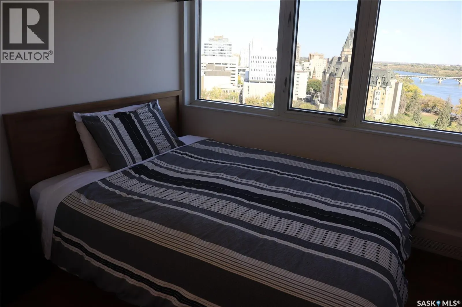 1780 424 Spadina CRESCENT E