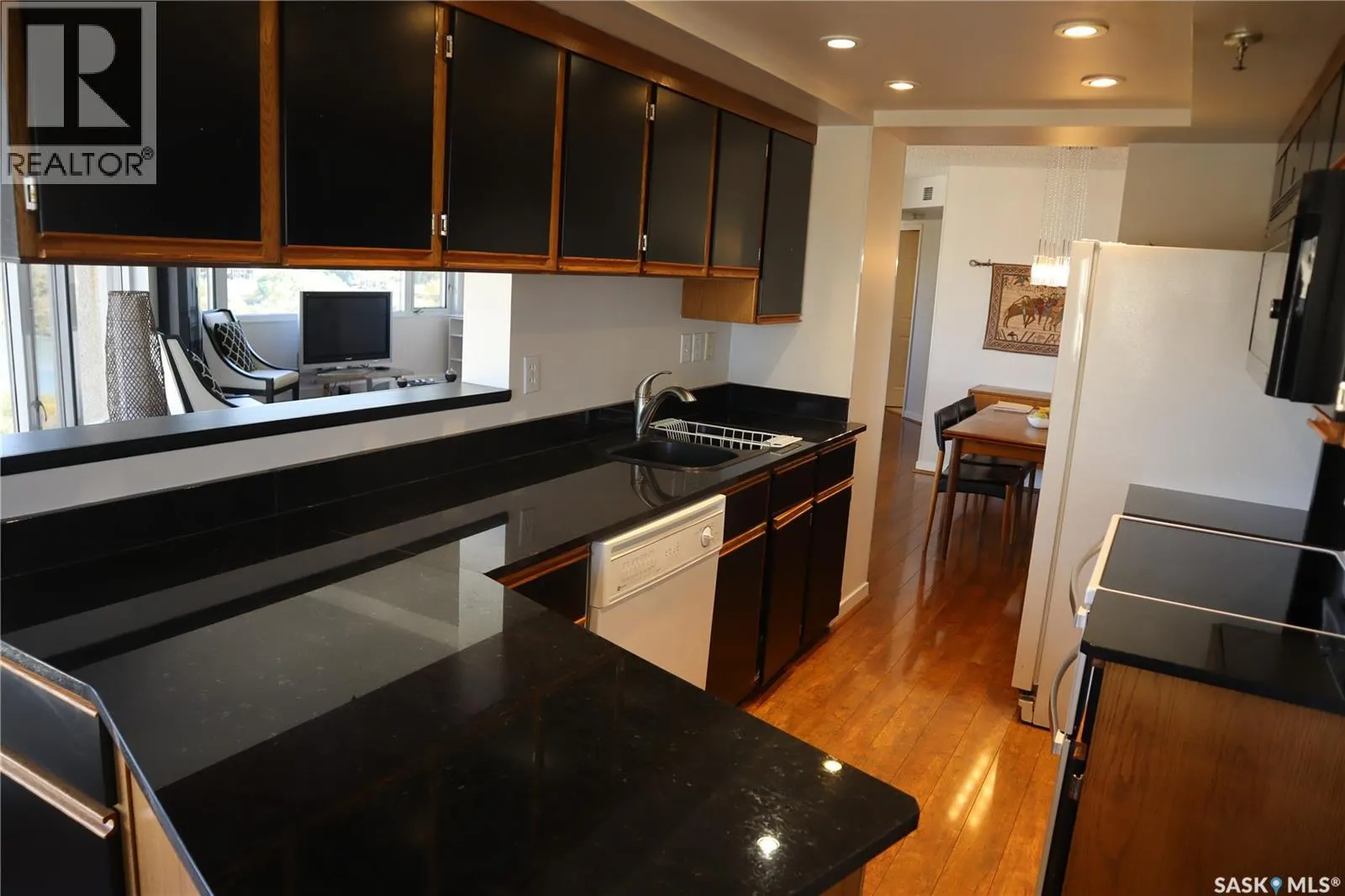 1780 424 Spadina CRESCENT E
