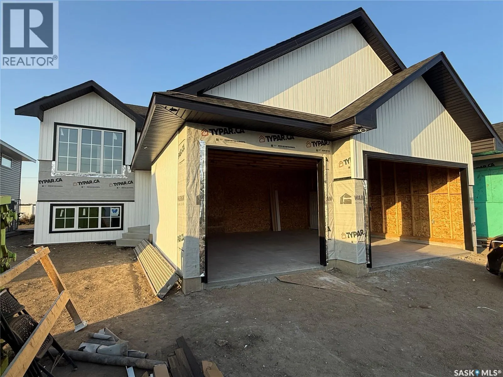 820 Woods CRESCENT