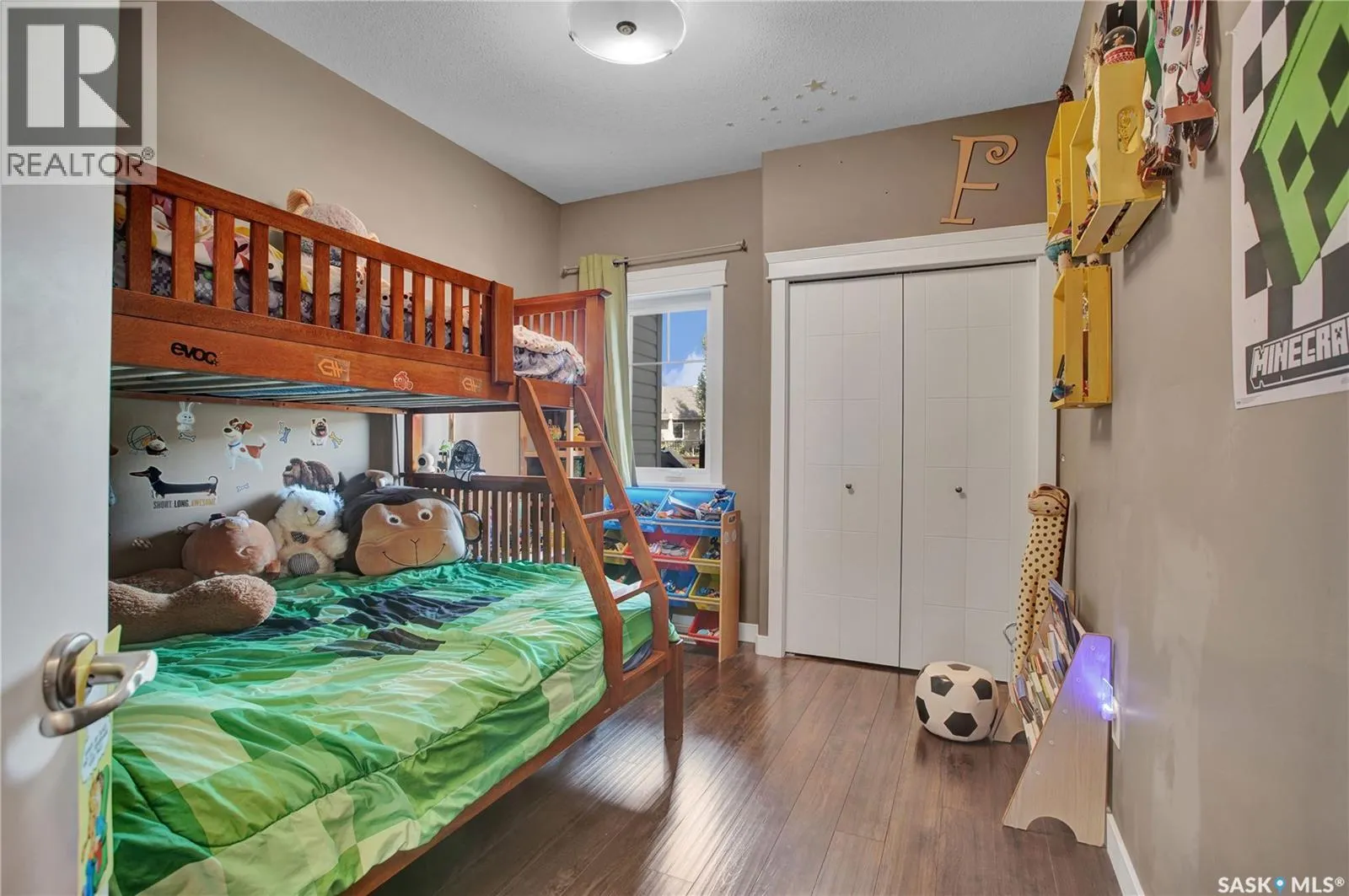 424 Lyle CRESCENT