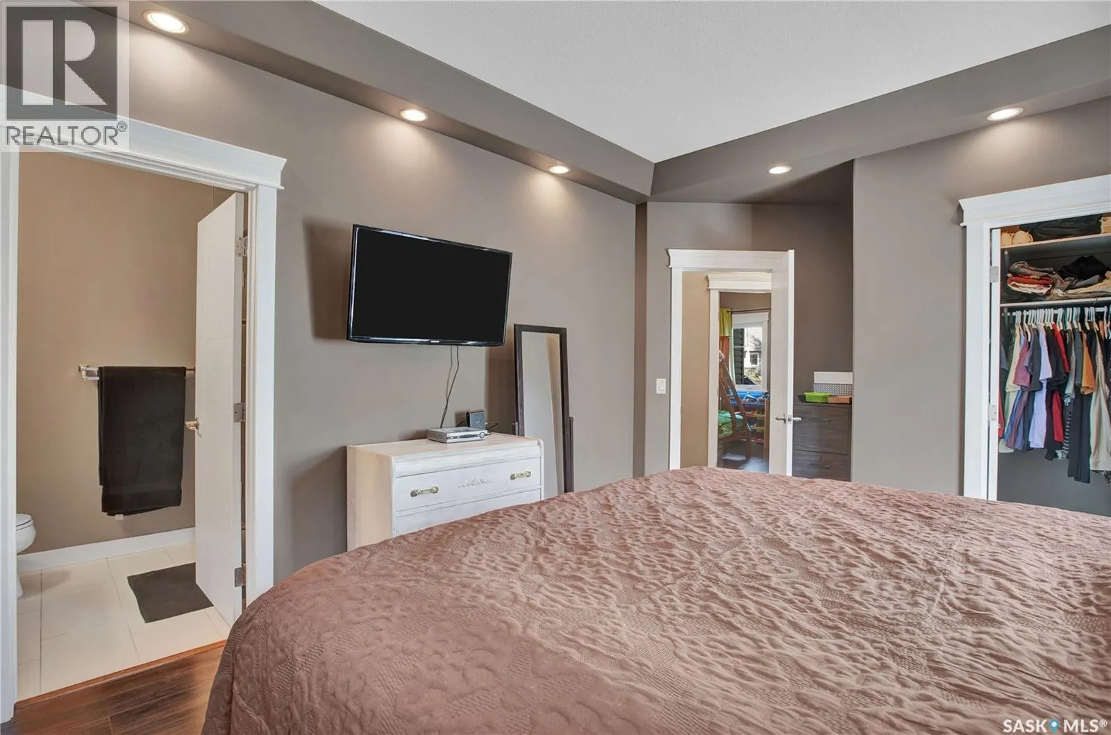 424 Lyle CRESCENT