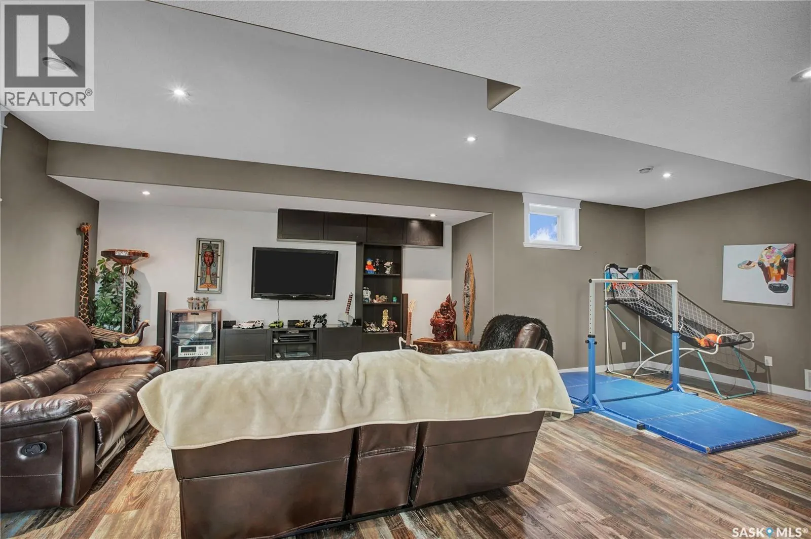 424 Lyle CRESCENT