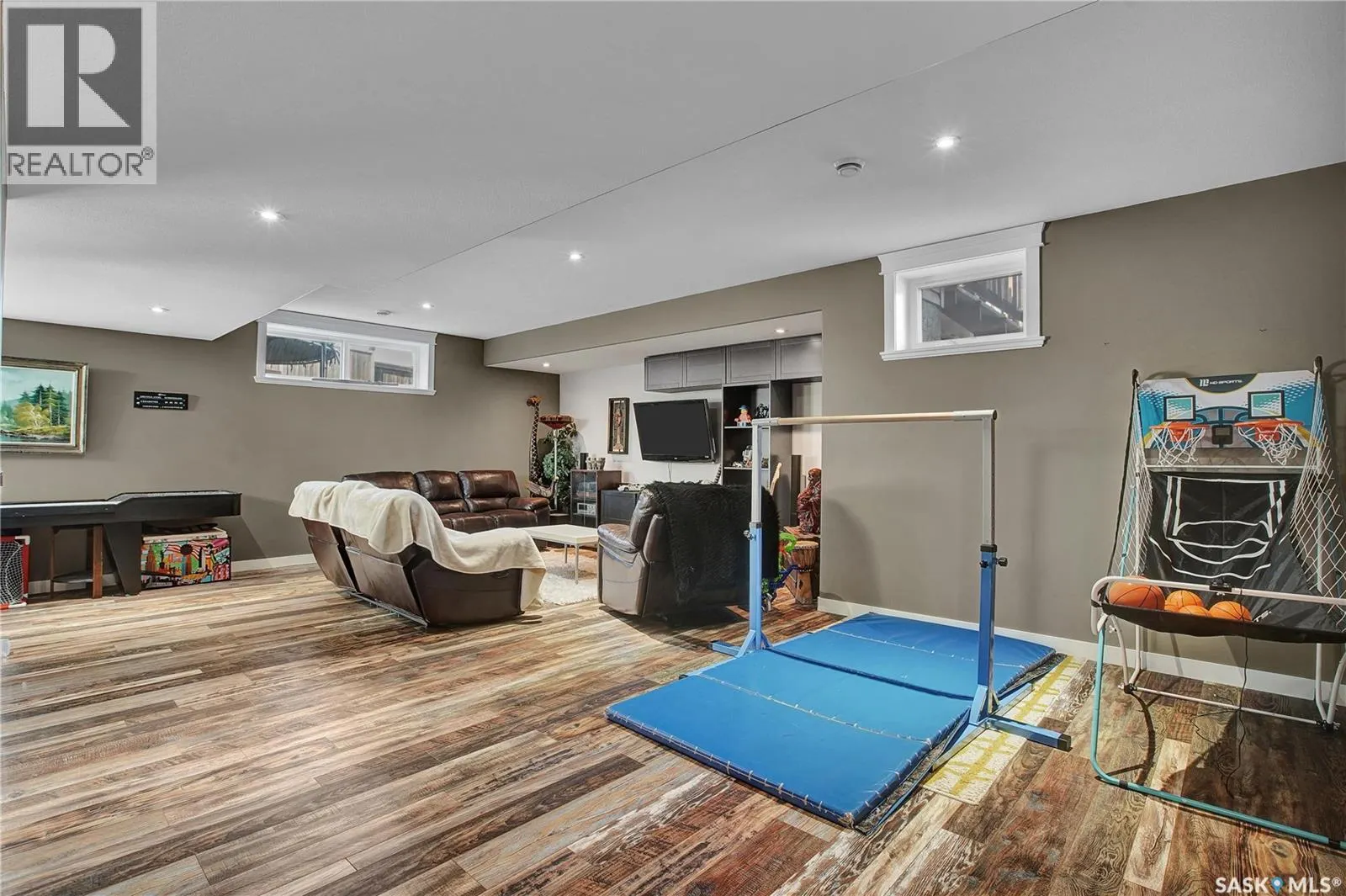 424 Lyle CRESCENT