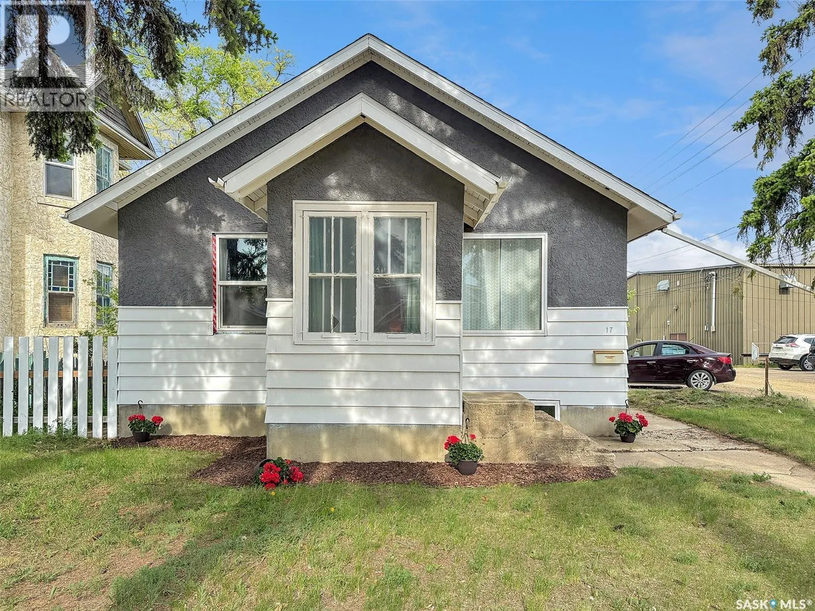 17 3rd AVENUE NE