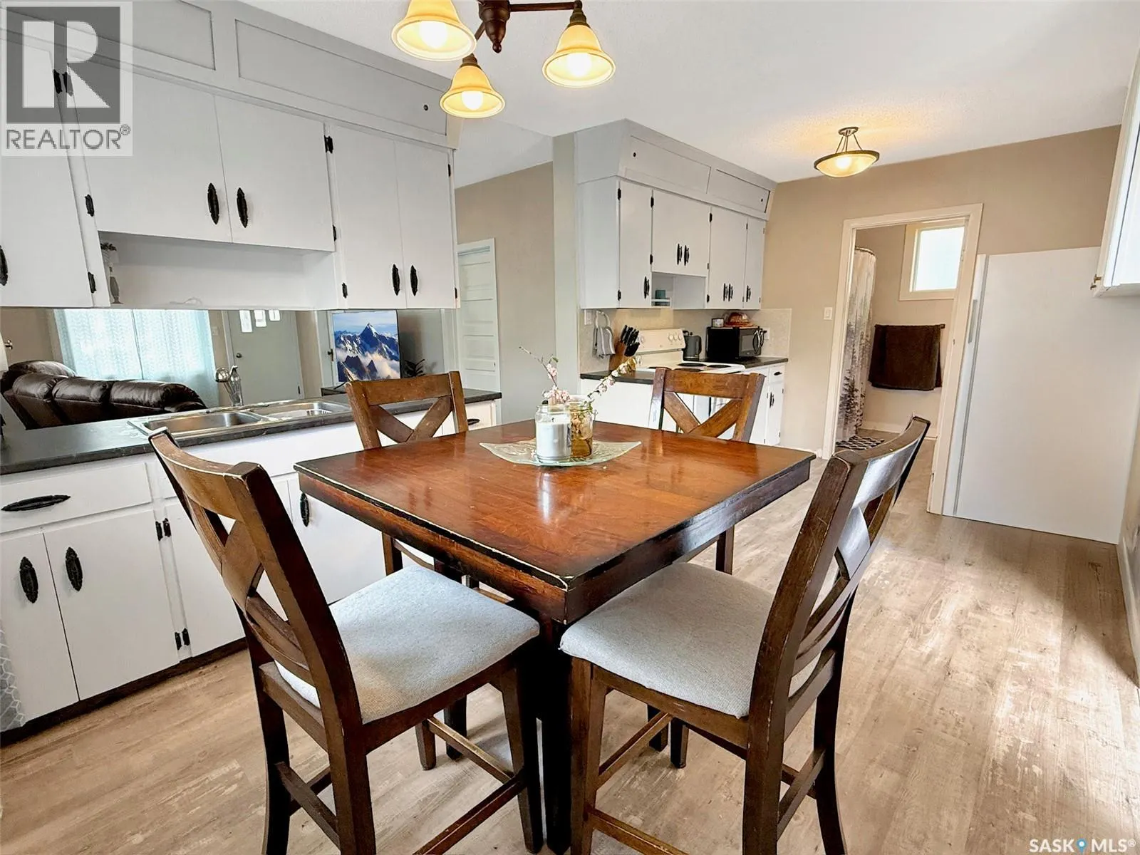 17 3rd AVENUE NE