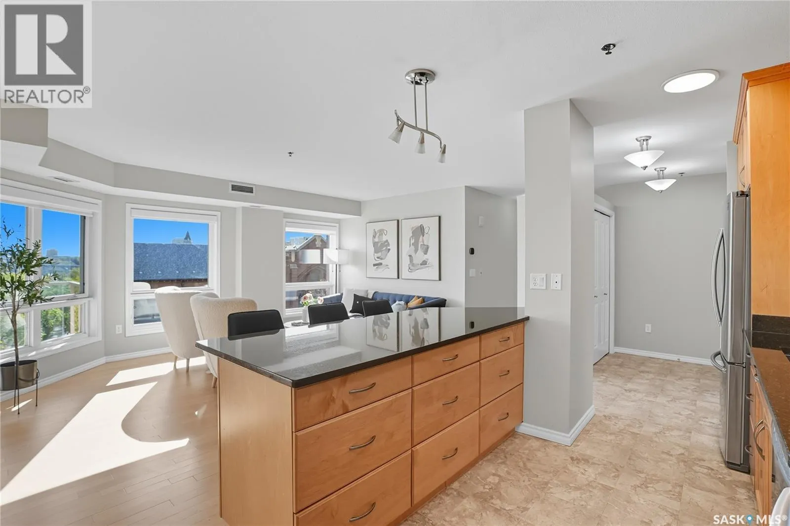 609 902 Spadina CRESCENT E