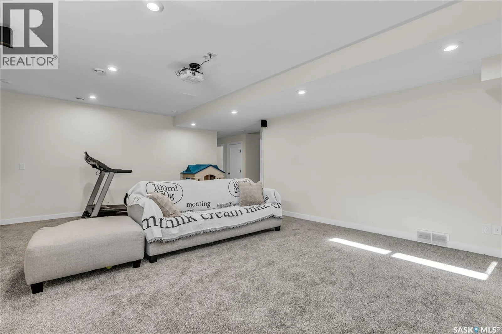 438 Horlick MANOR