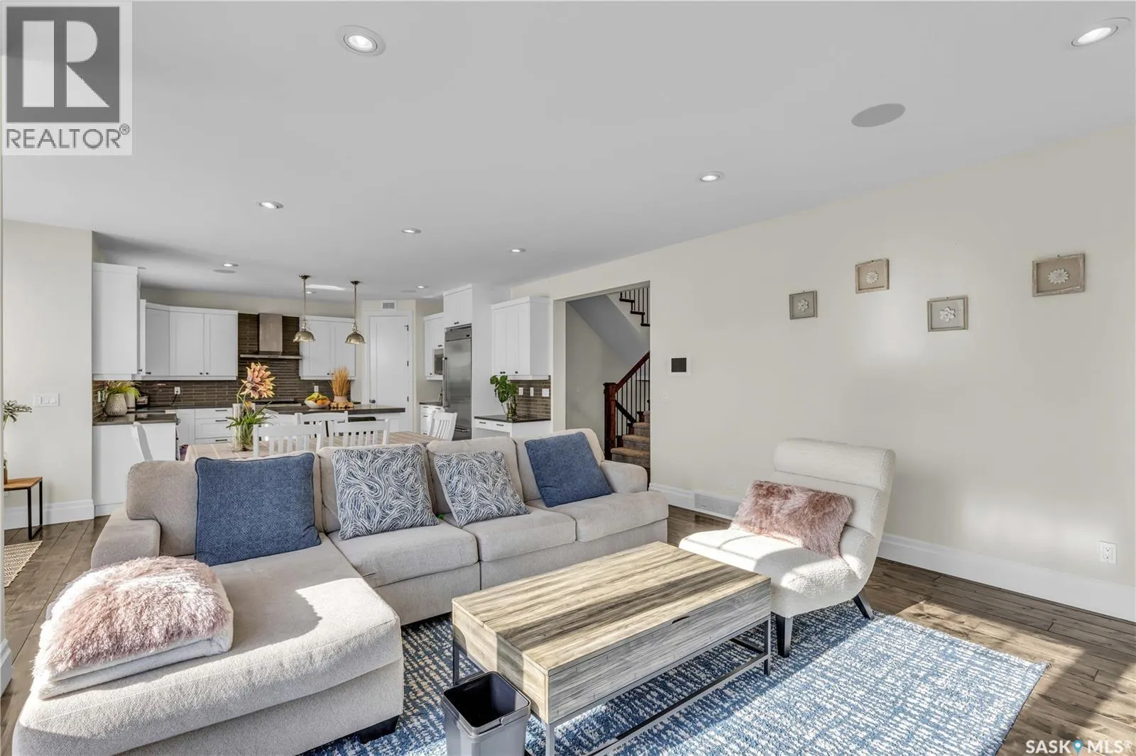 438 Horlick MANOR