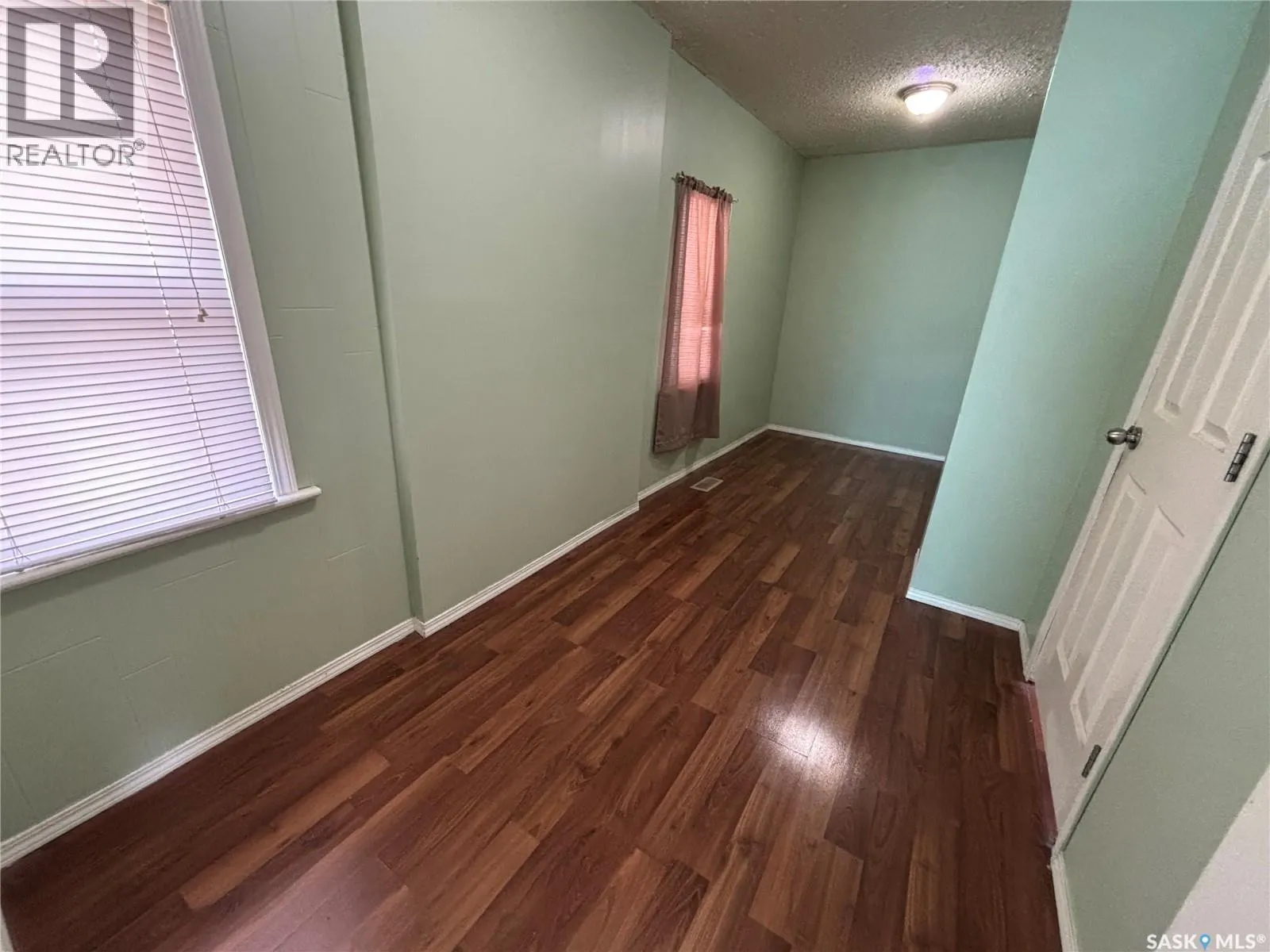 109 Burns AVENUE W