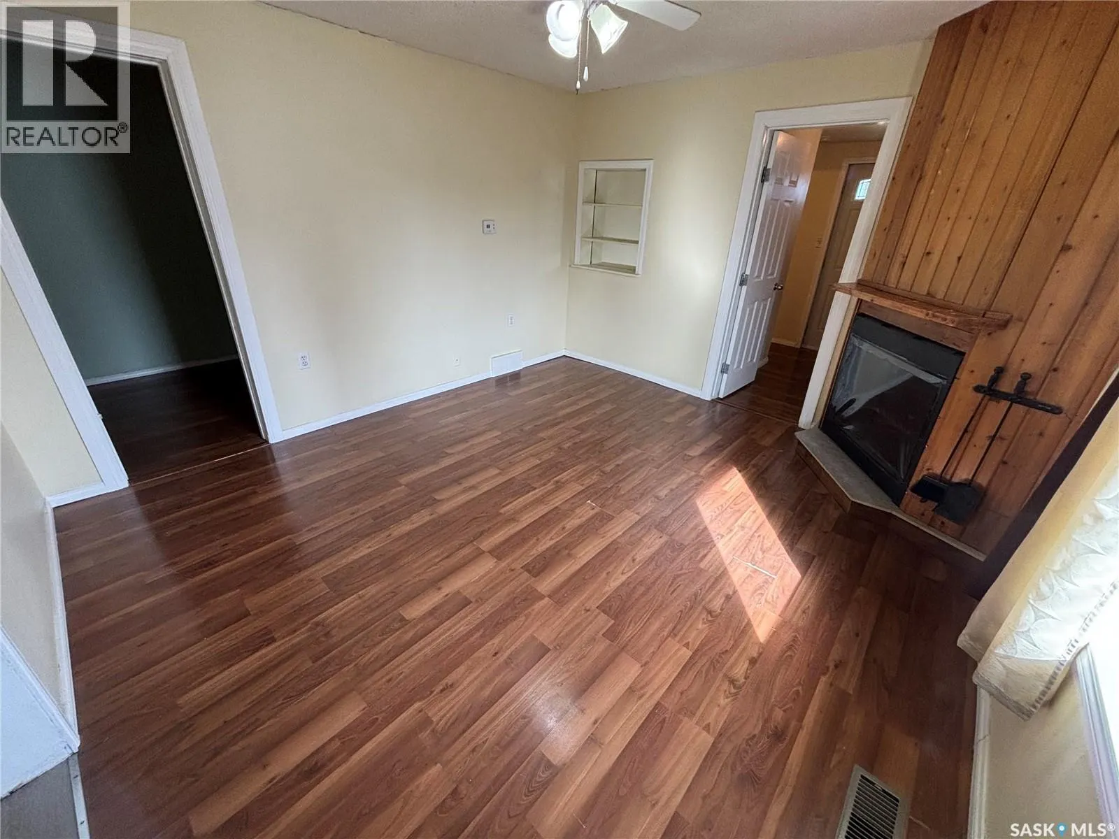 109 Burns AVENUE W