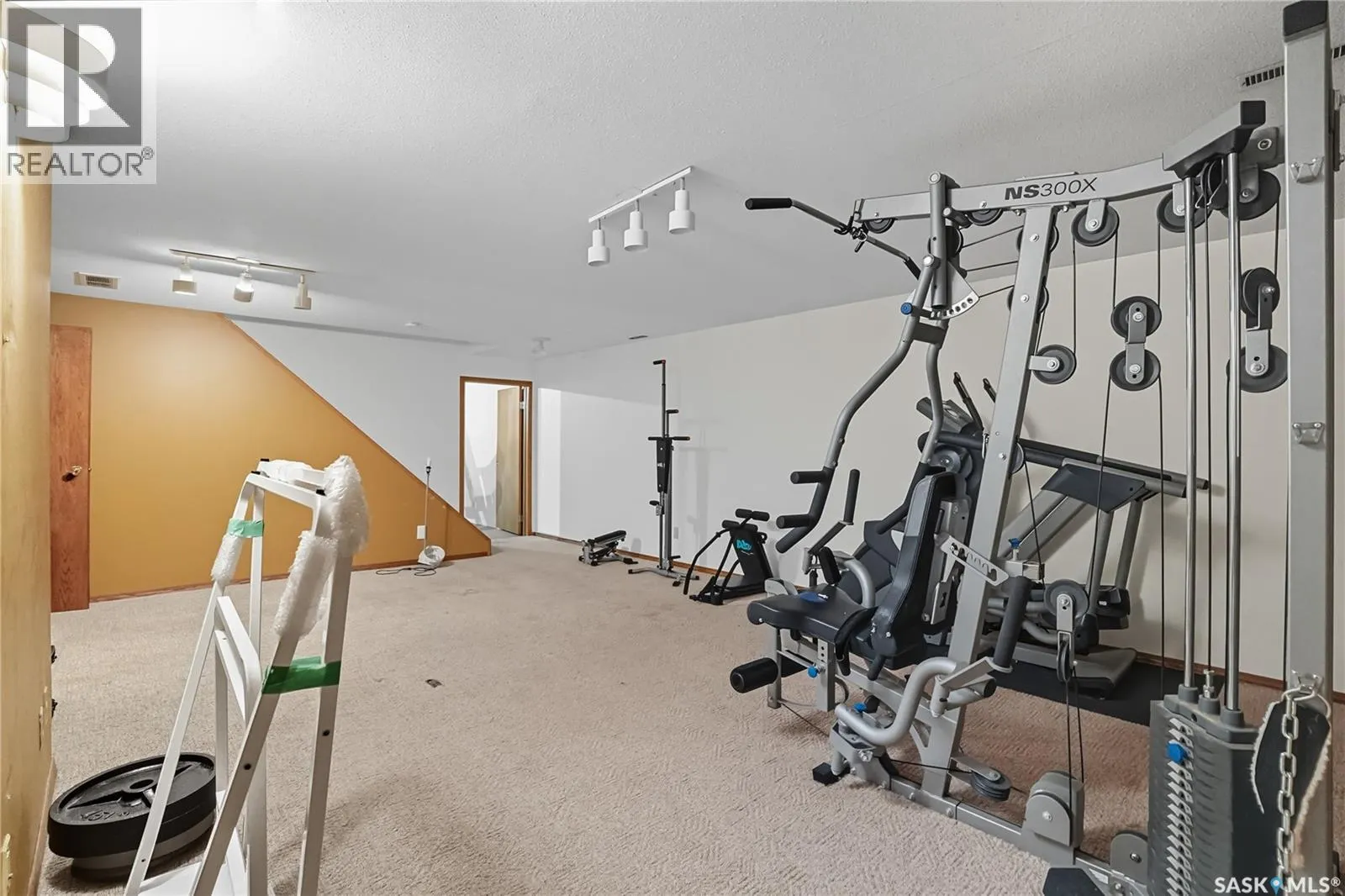 511 AE Adams CRESCENT