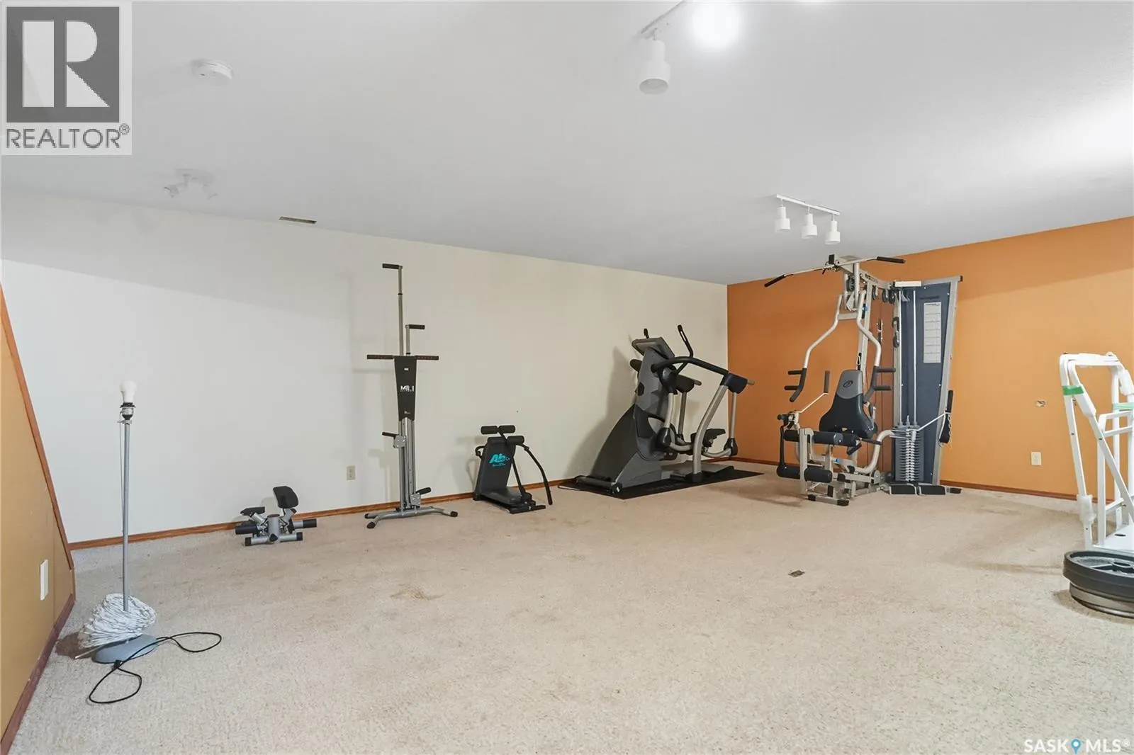 511 AE Adams CRESCENT