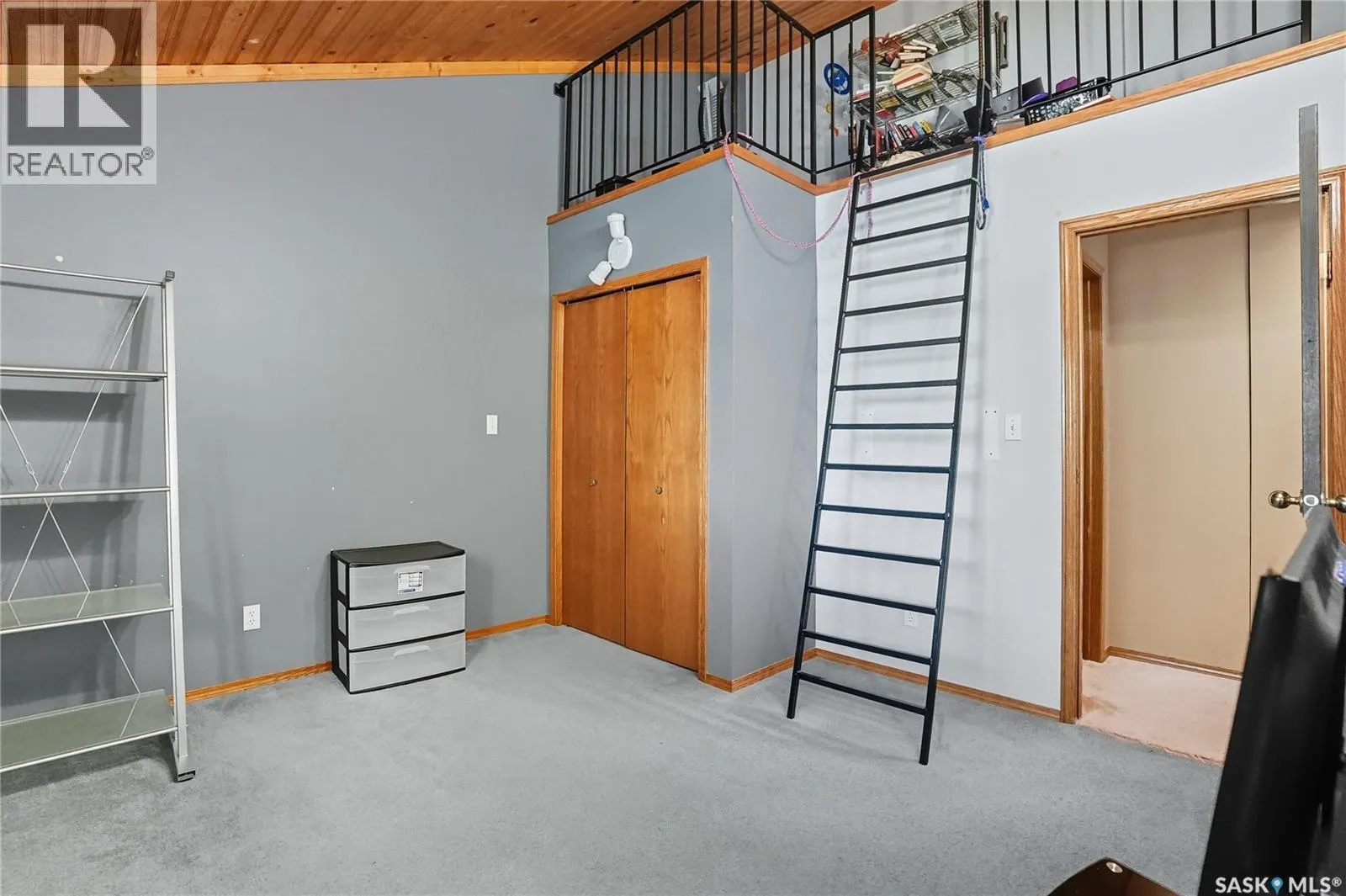 511 AE Adams CRESCENT