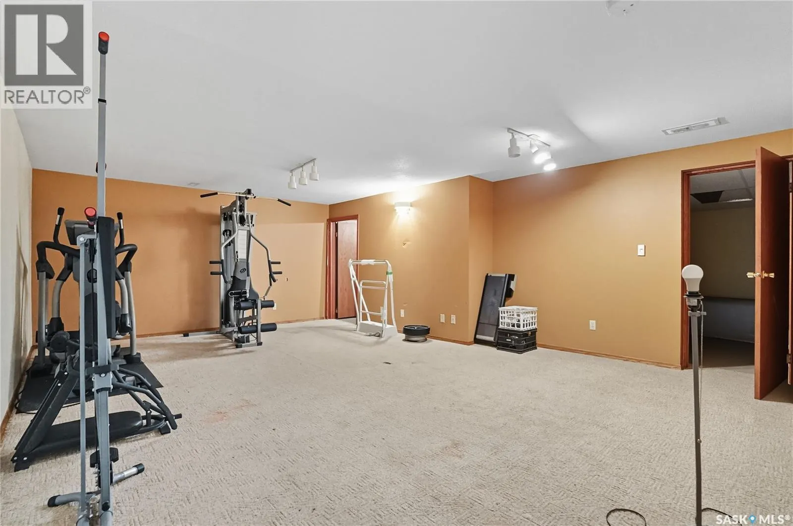 511 AE Adams CRESCENT
