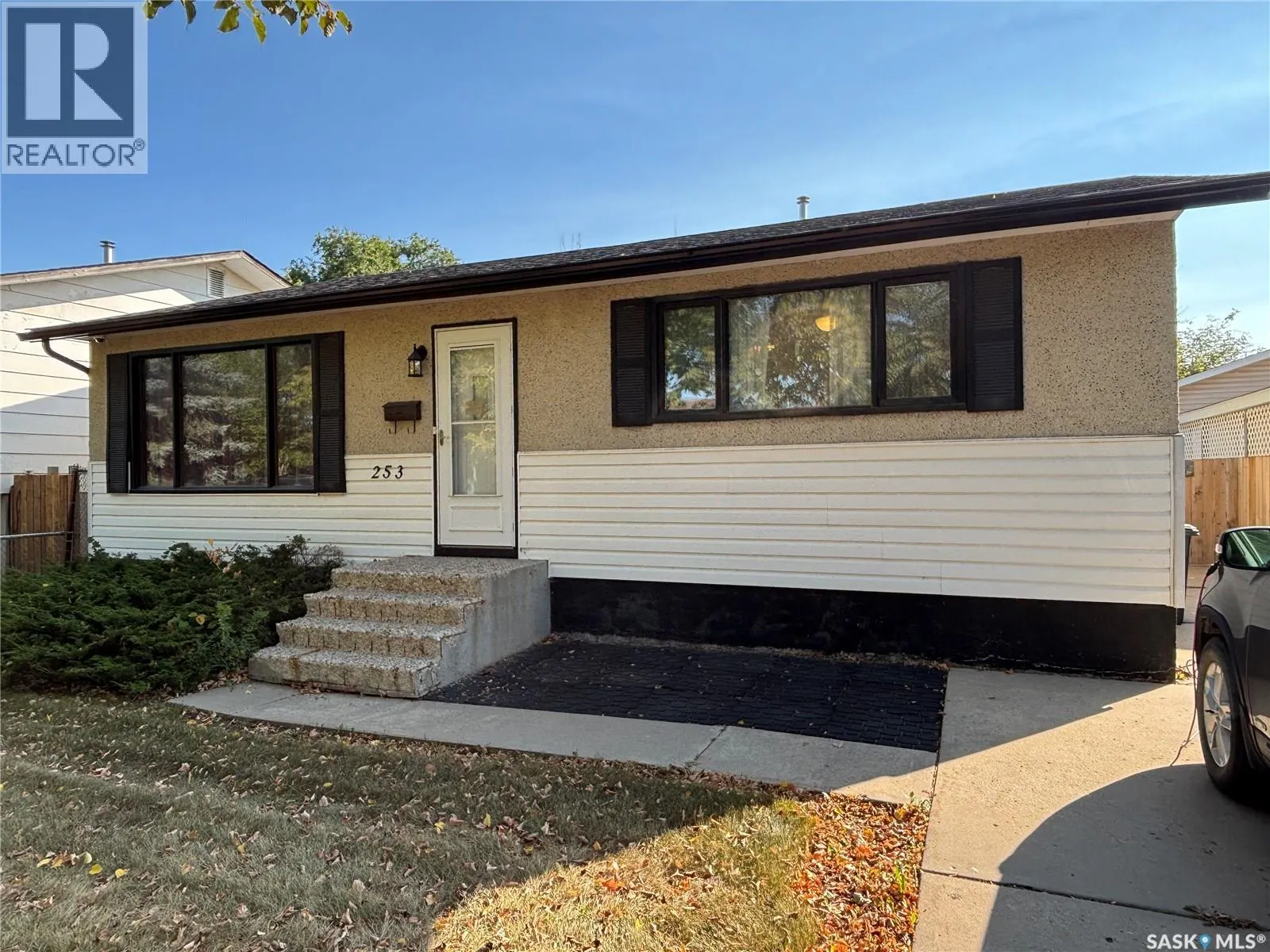 253 Lloyd CRESCENT