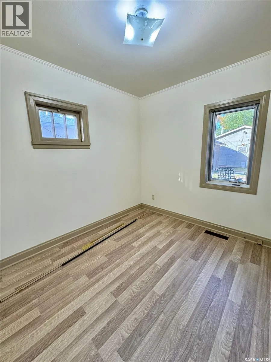 712 6th STREET E