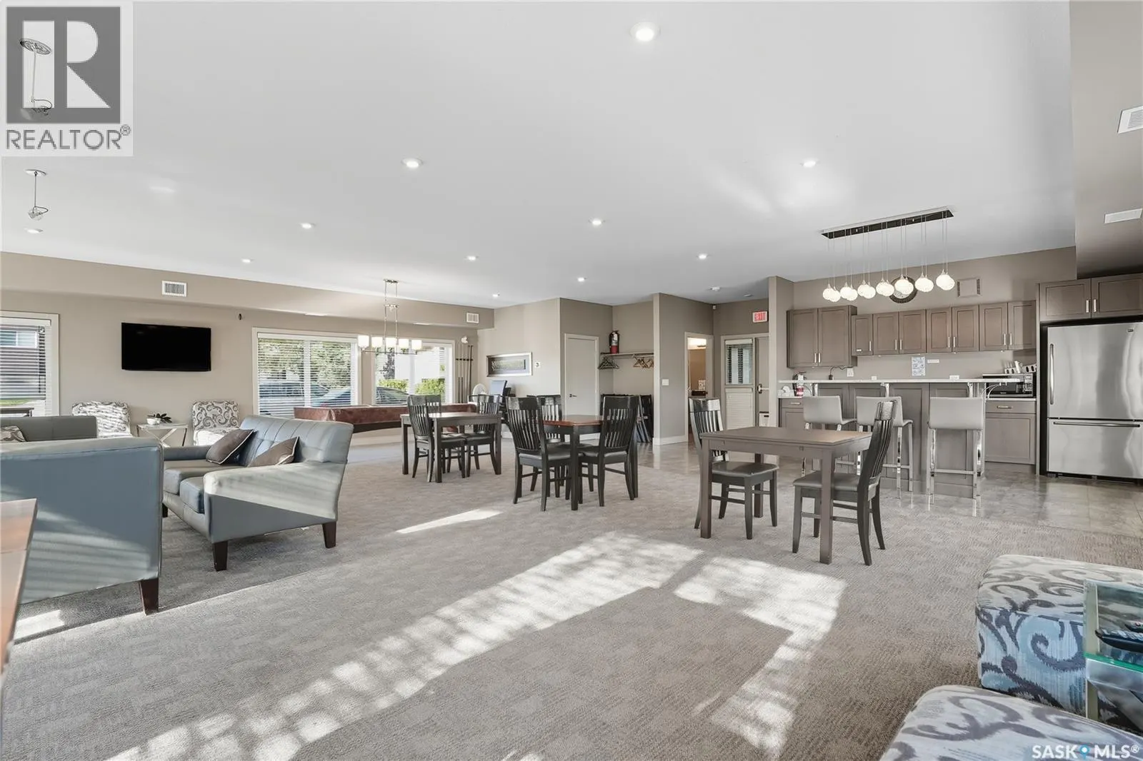 323 121 Willowgrove CRESCENT
