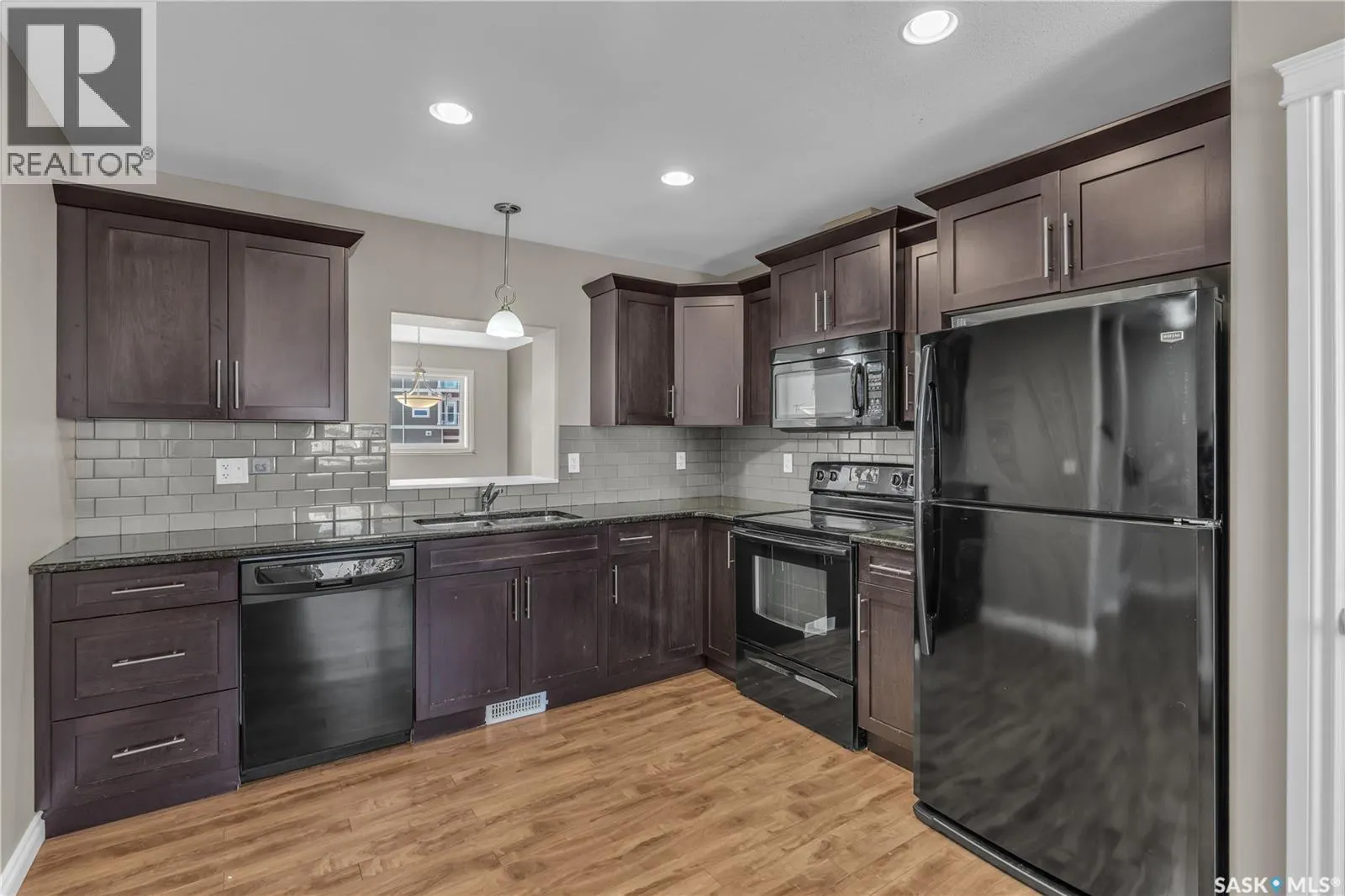 103 212 Willis CRESCENT