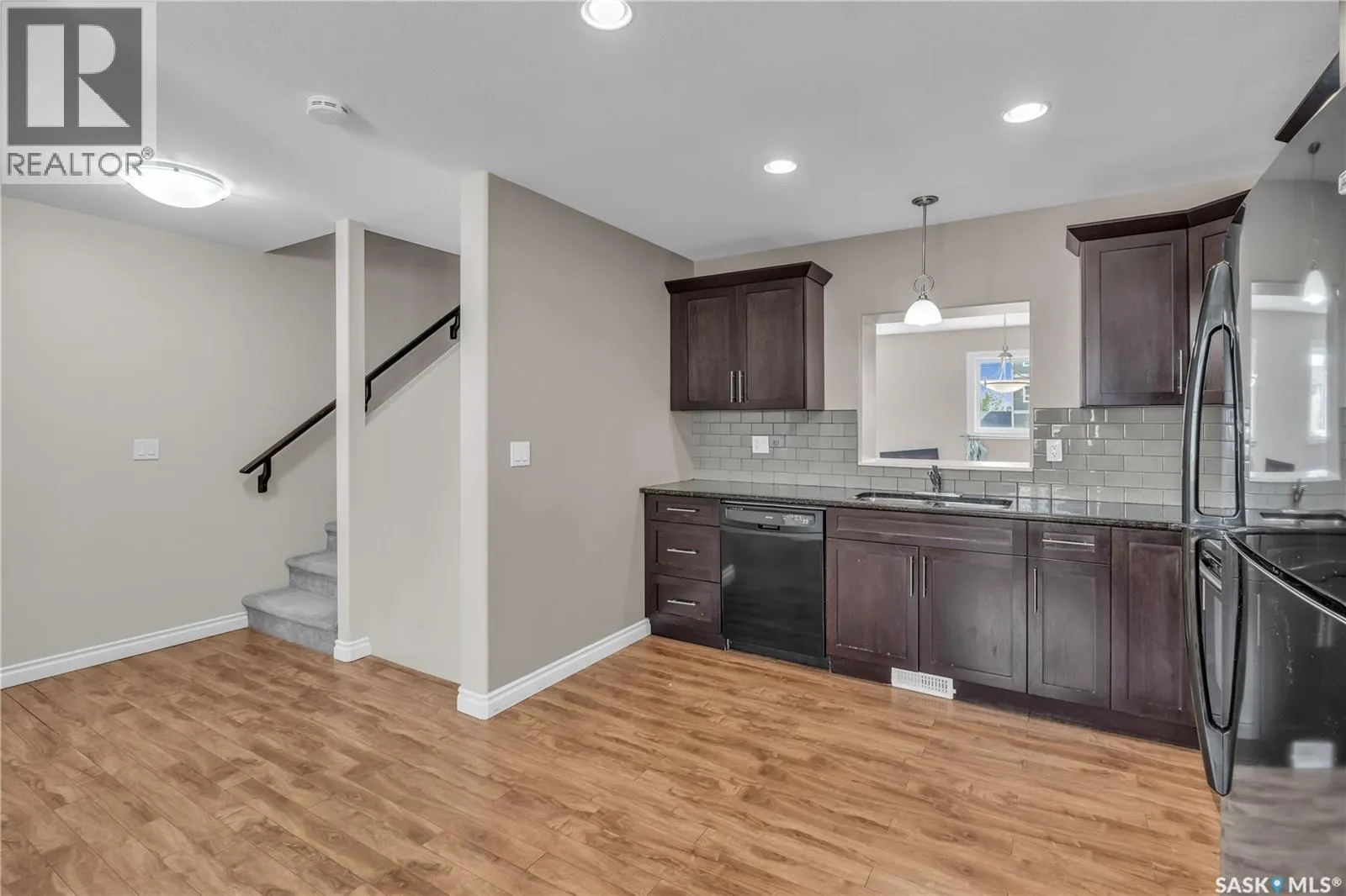 103 212 Willis CRESCENT