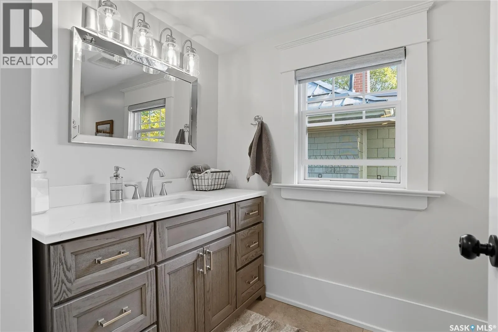 116 9th STREET E