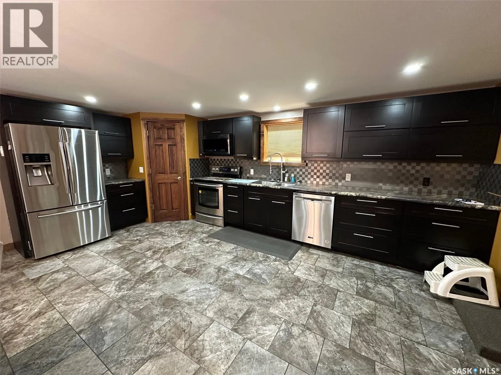 5 109 Industrial DRIVE