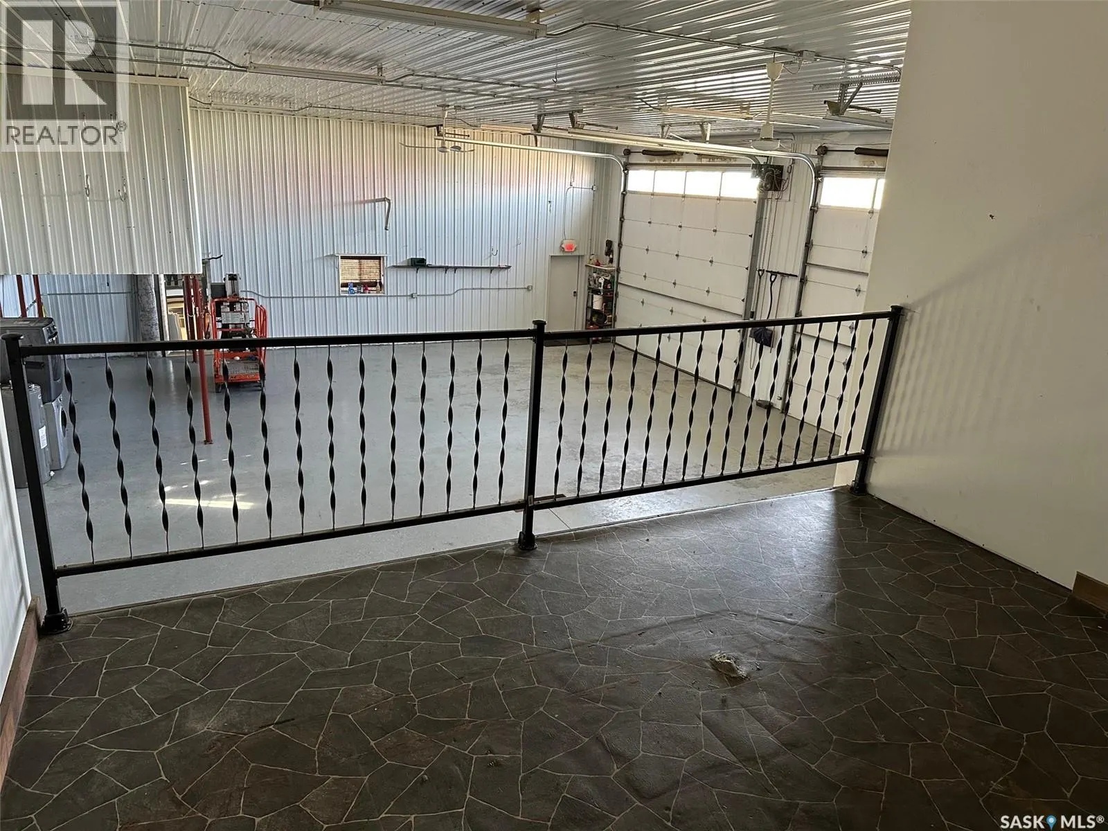5 109 Industrial DRIVE