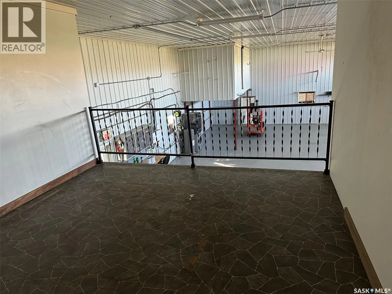 5 109 Industrial DRIVE