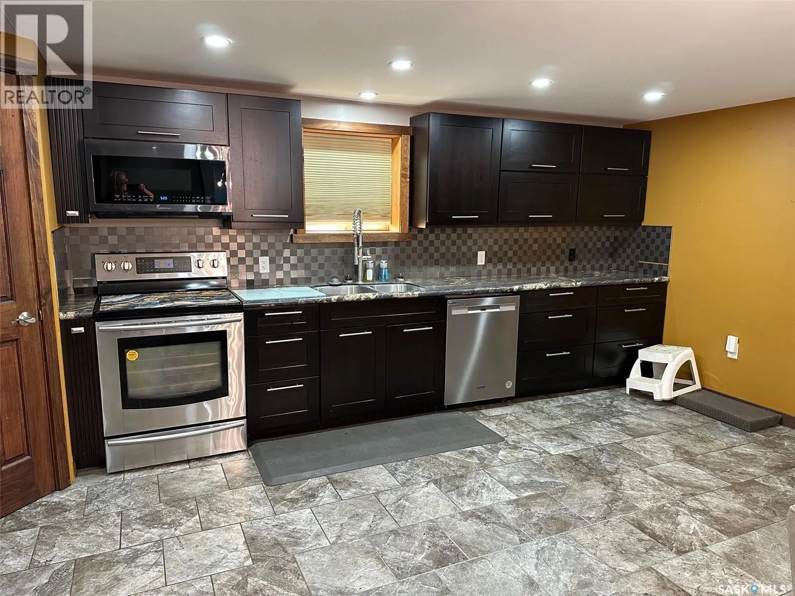 5 109 Industrial DRIVE