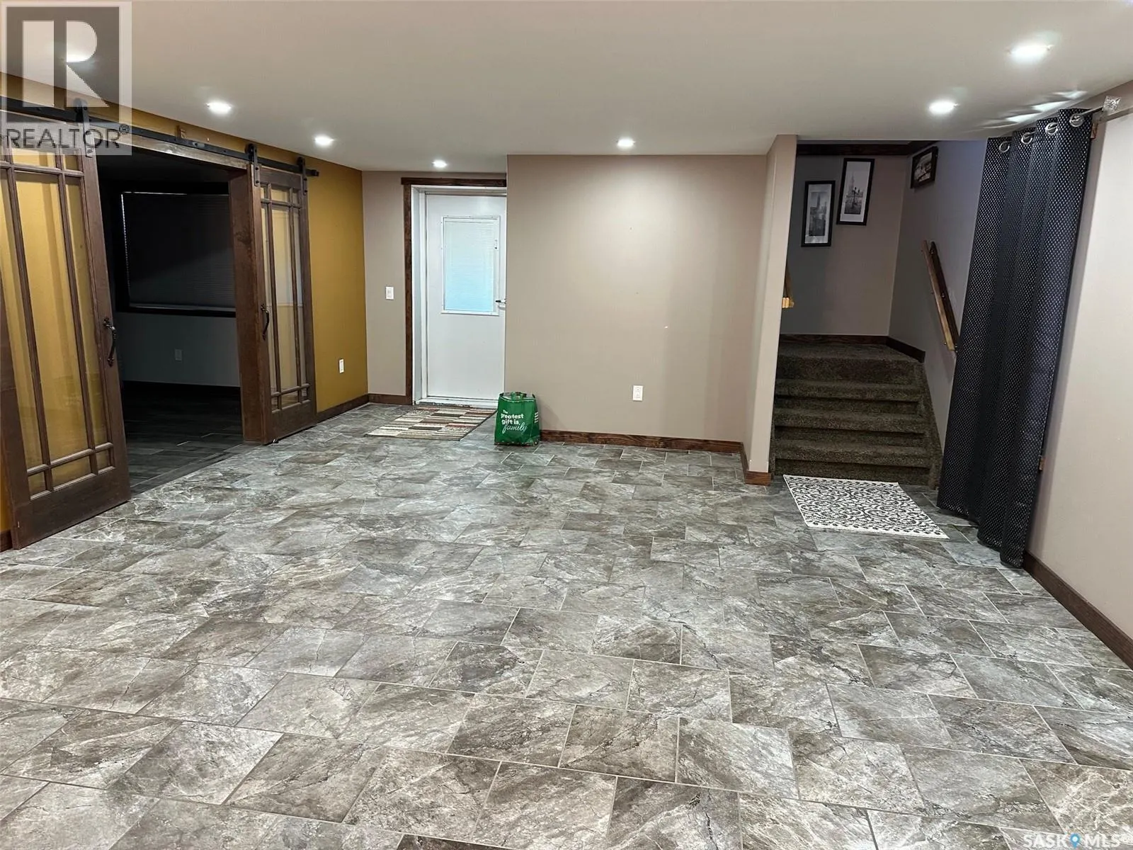 5 109 Industrial DRIVE