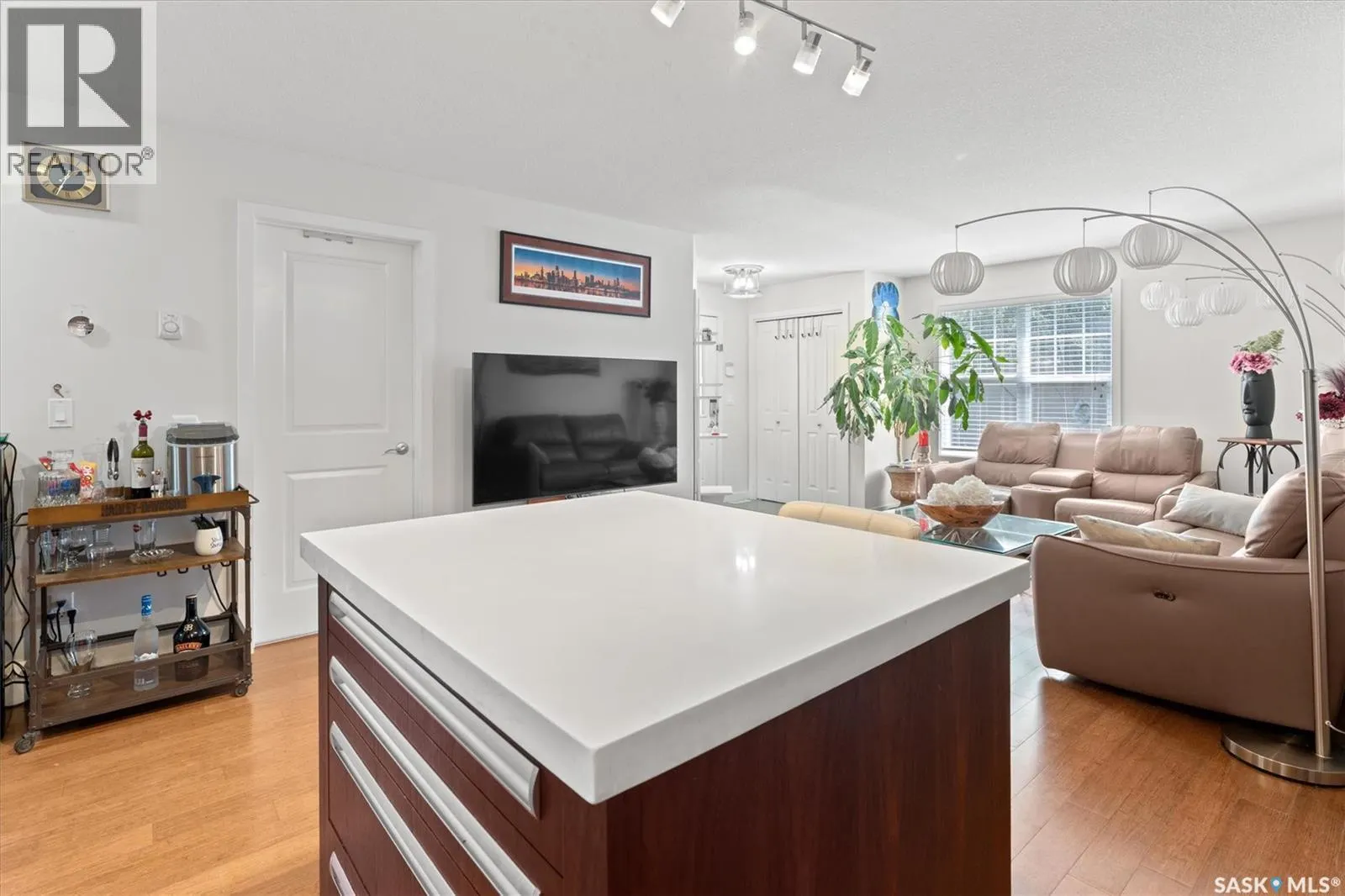 203 1015 Patrick CRESCENT