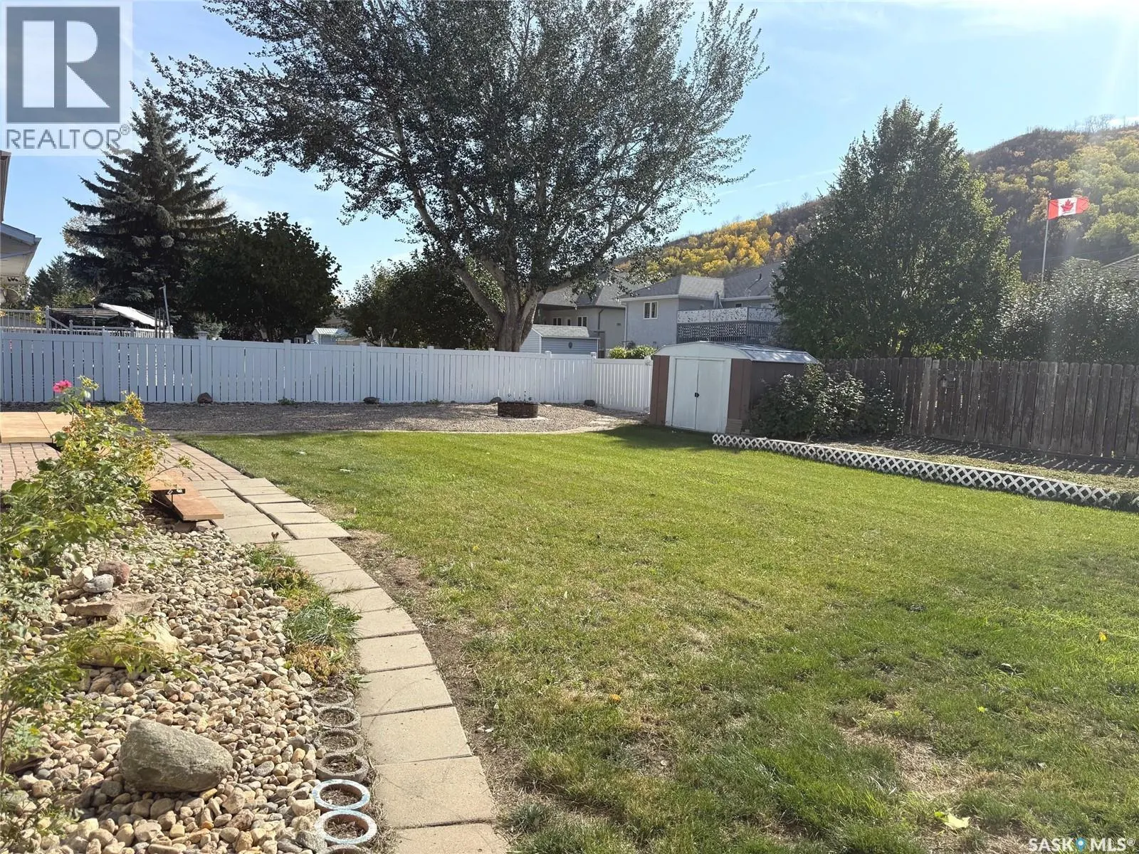 30 Willow CRESCENT