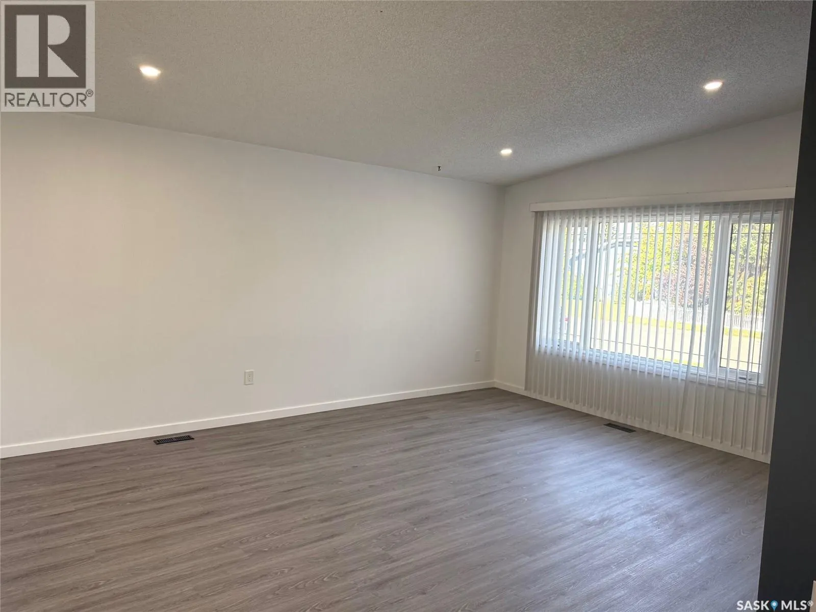 30 Willow CRESCENT