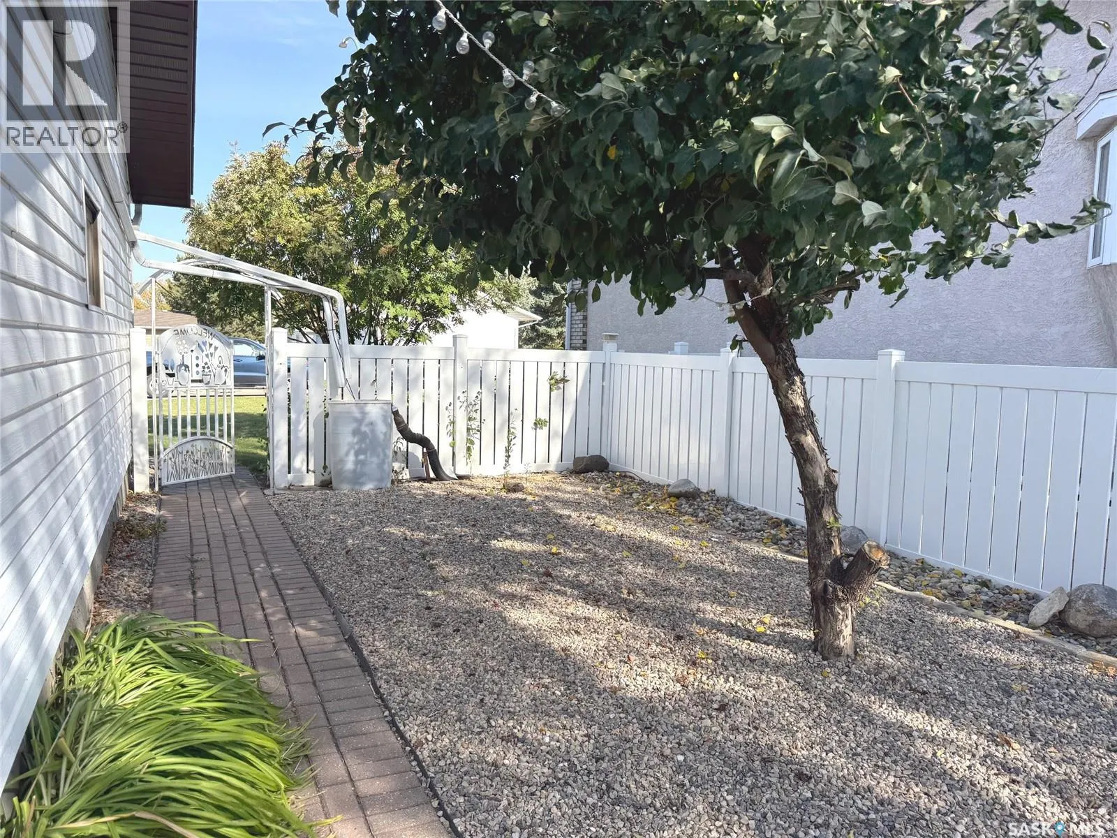 30 Willow CRESCENT