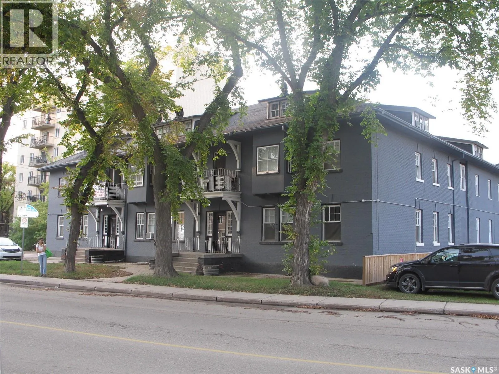 305 Queen STREET