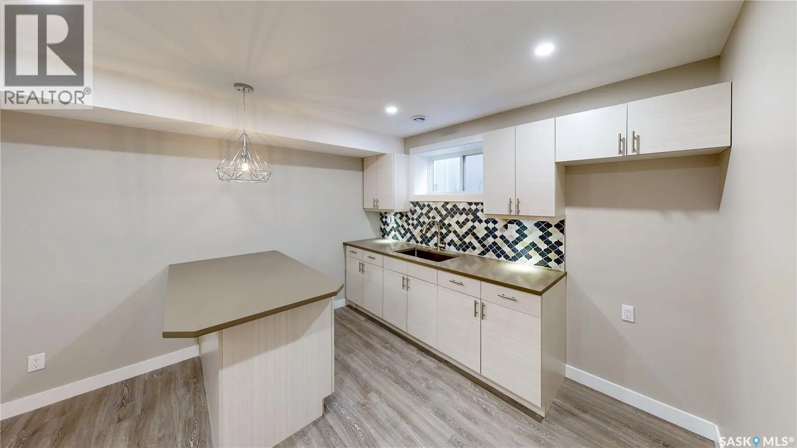 5330 McKenna CRESCENT