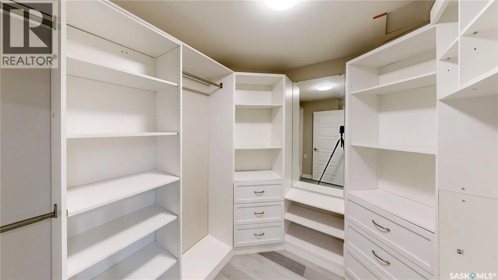 5330 McKenna CRESCENT