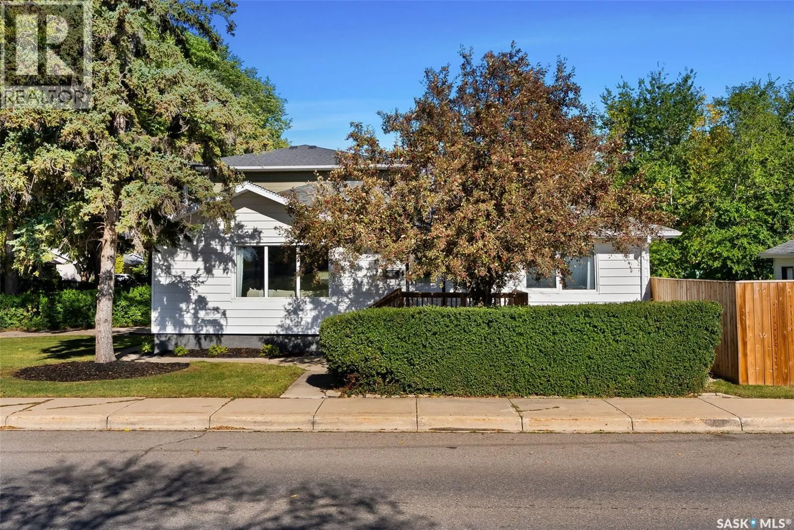 634 Douglas AVENUE E