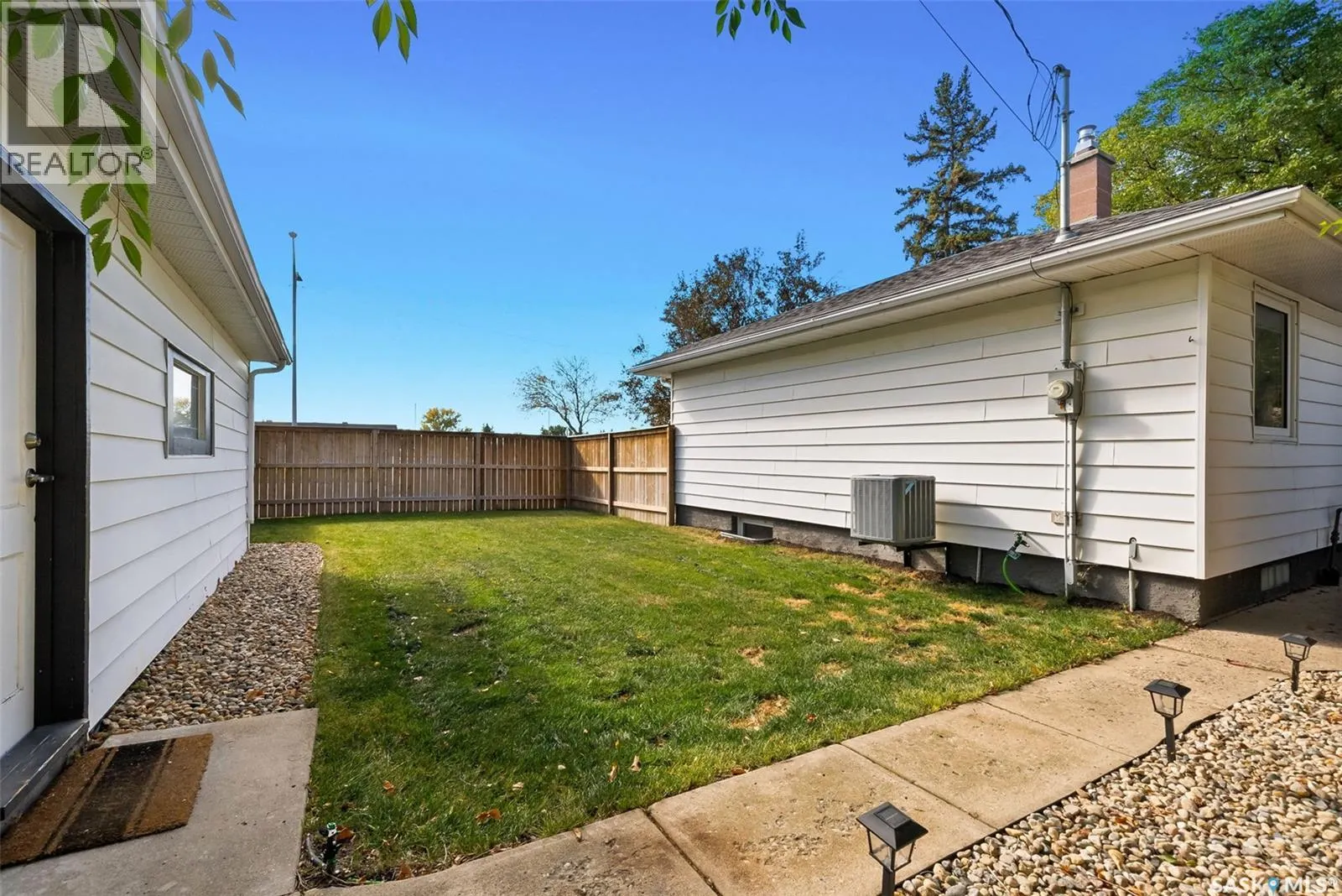 634 Douglas AVENUE E