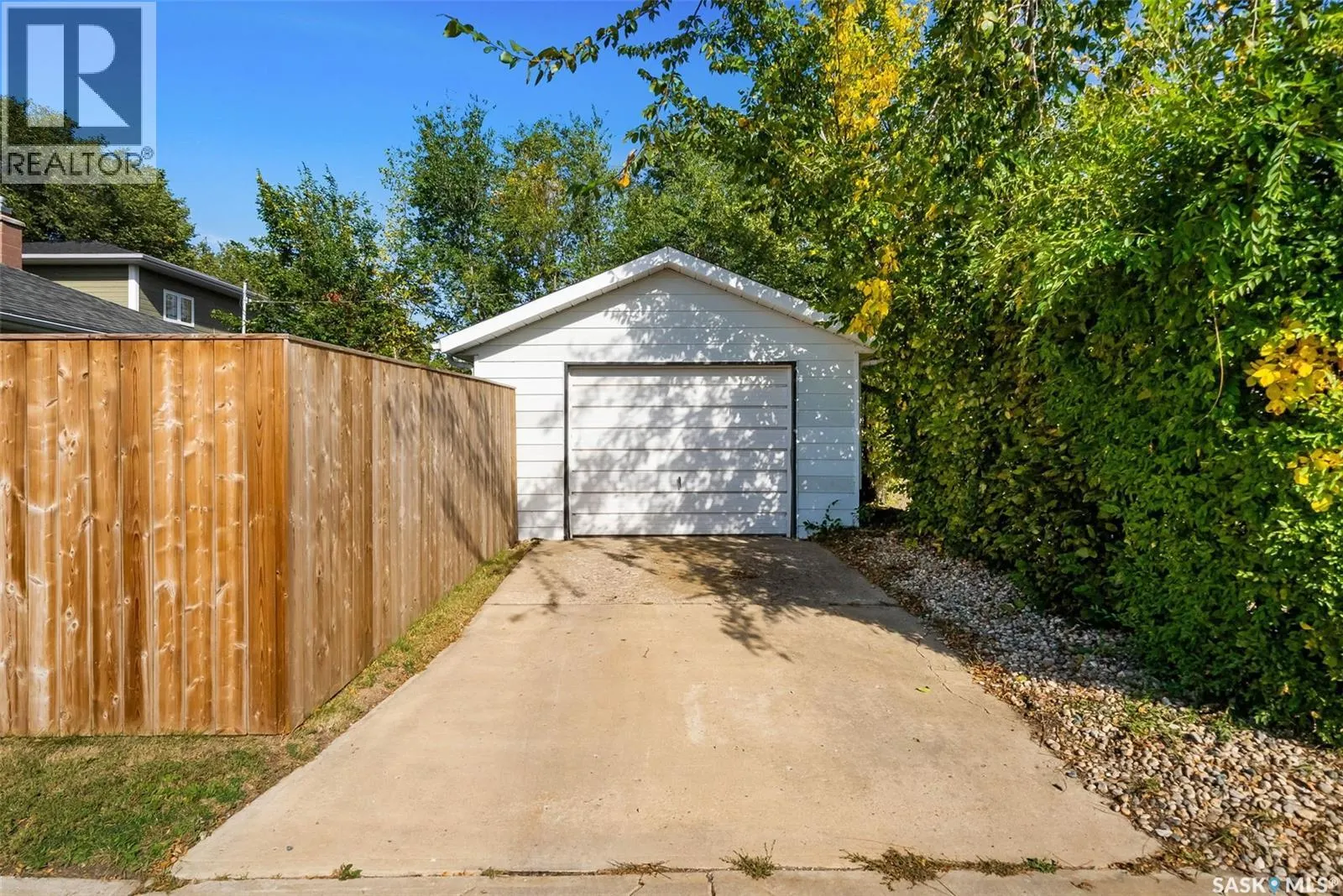 634 Douglas AVENUE E