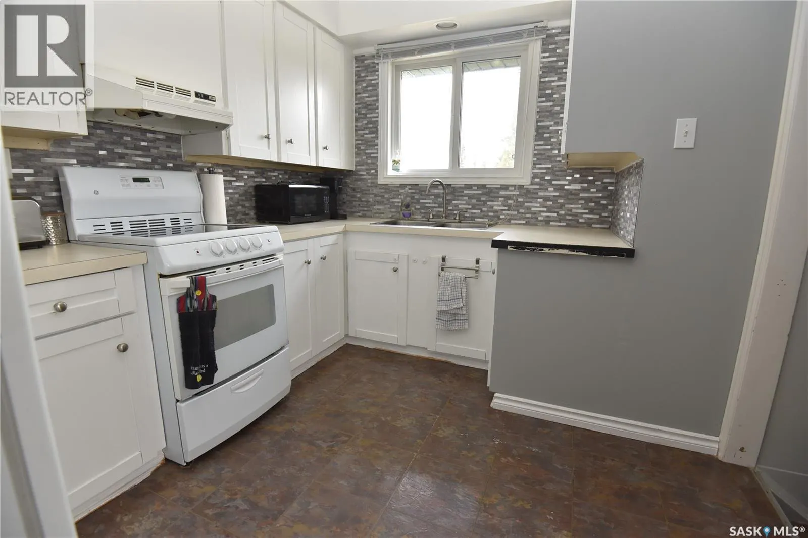415 8th AVENUE W