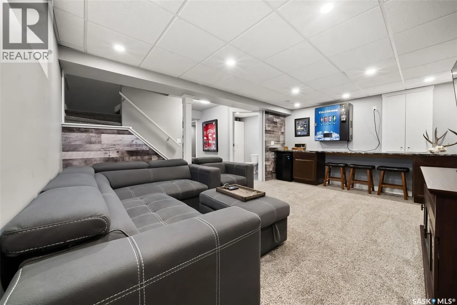 5330 UNIVERSAL CRESCENT