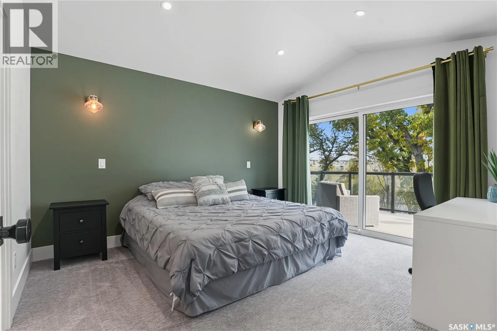 1172A Spadina CRESCENT E