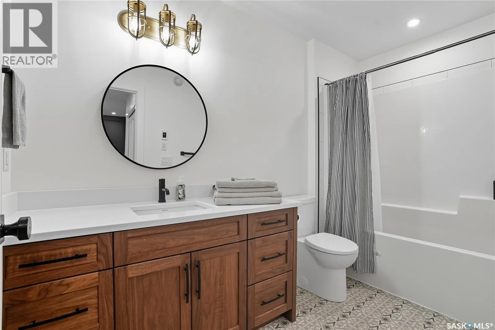 1172A Spadina CRESCENT E