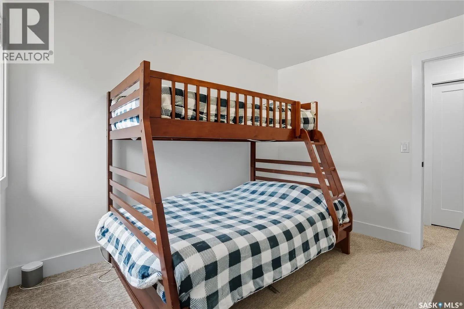 1172A Spadina CRESCENT E