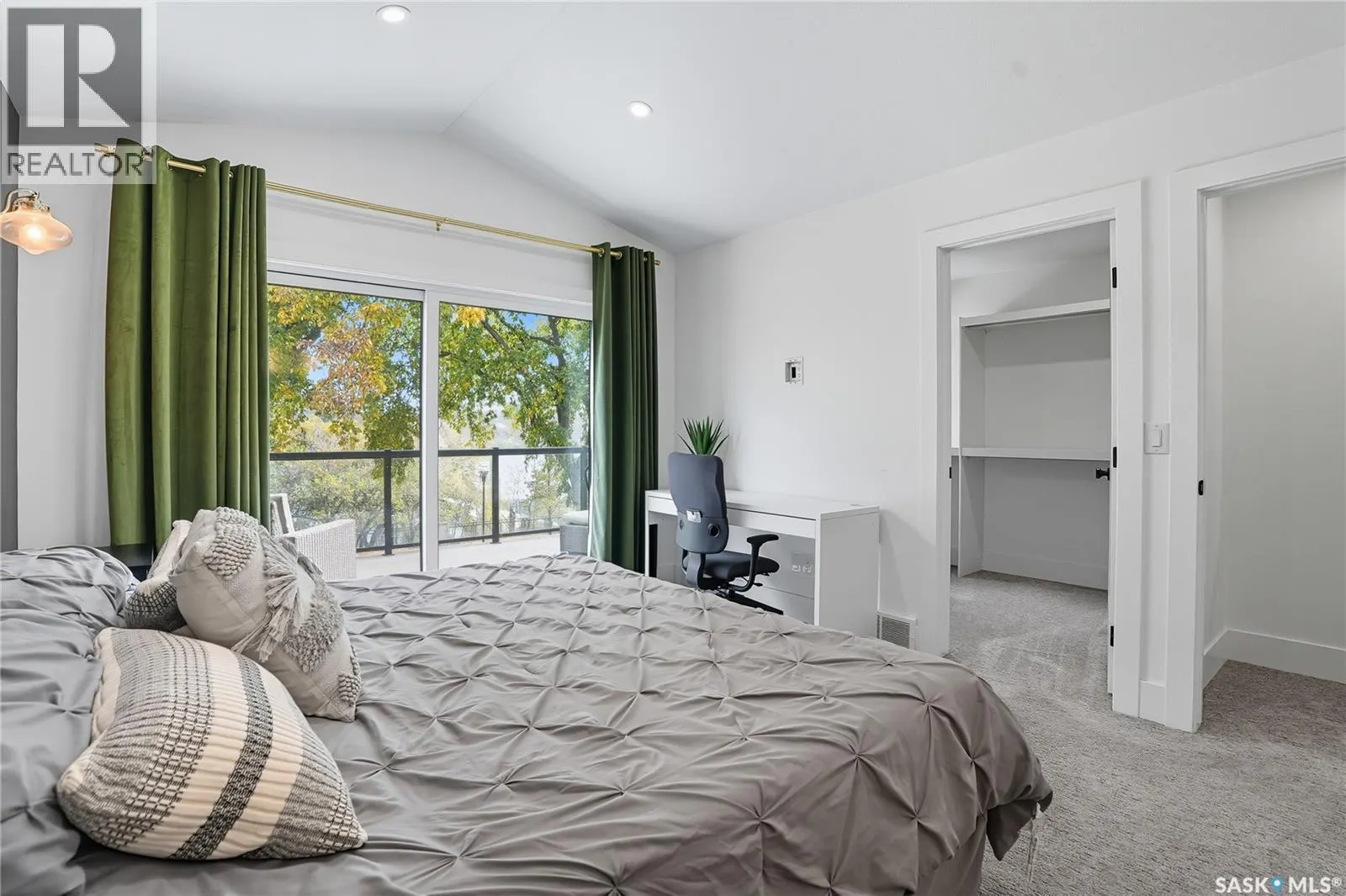 1172A Spadina CRESCENT E
