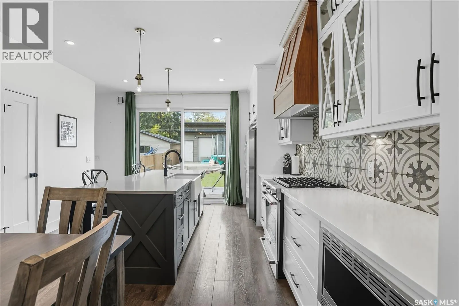 1172A Spadina CRESCENT E