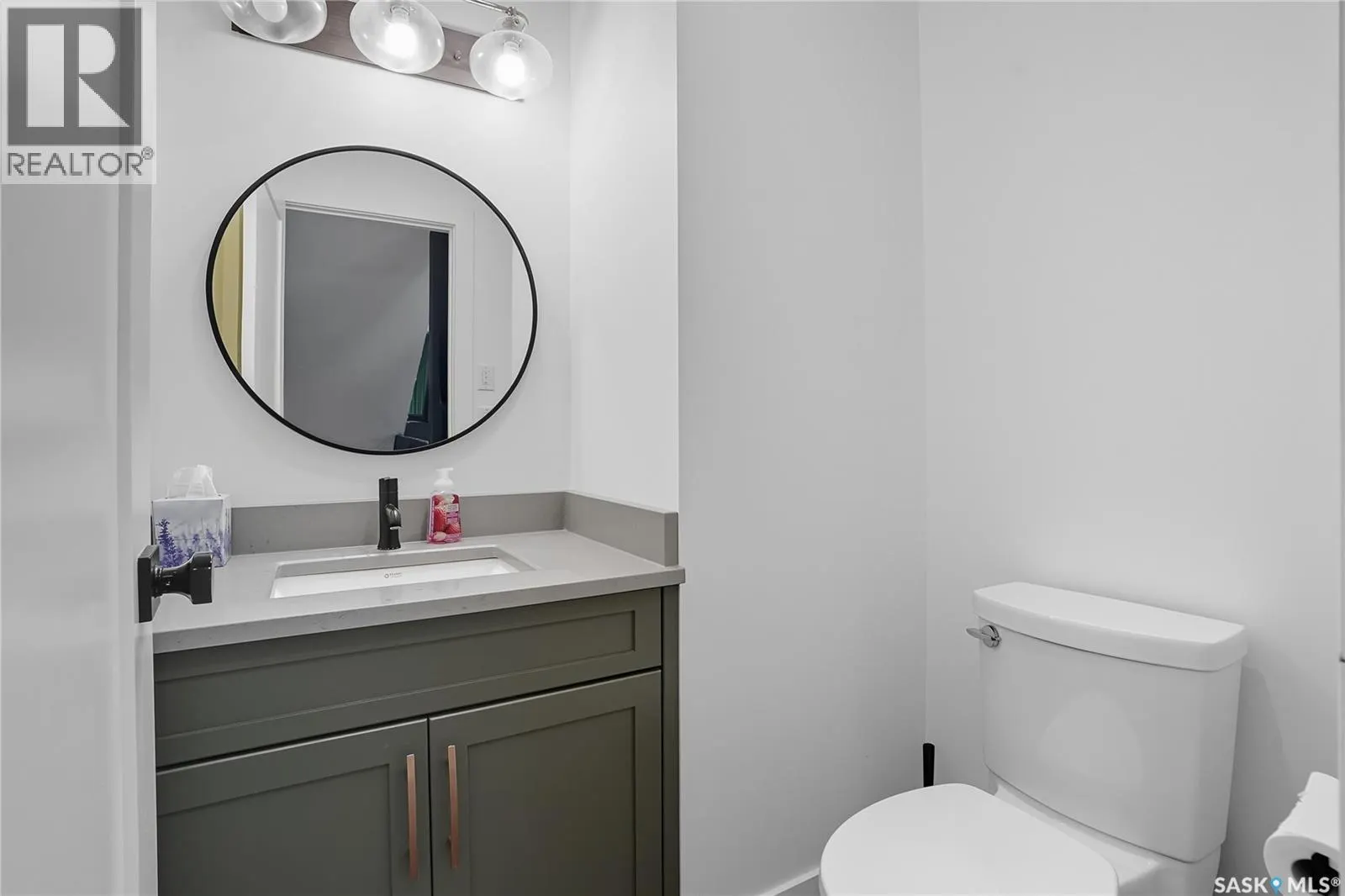 1172A Spadina CRESCENT E
