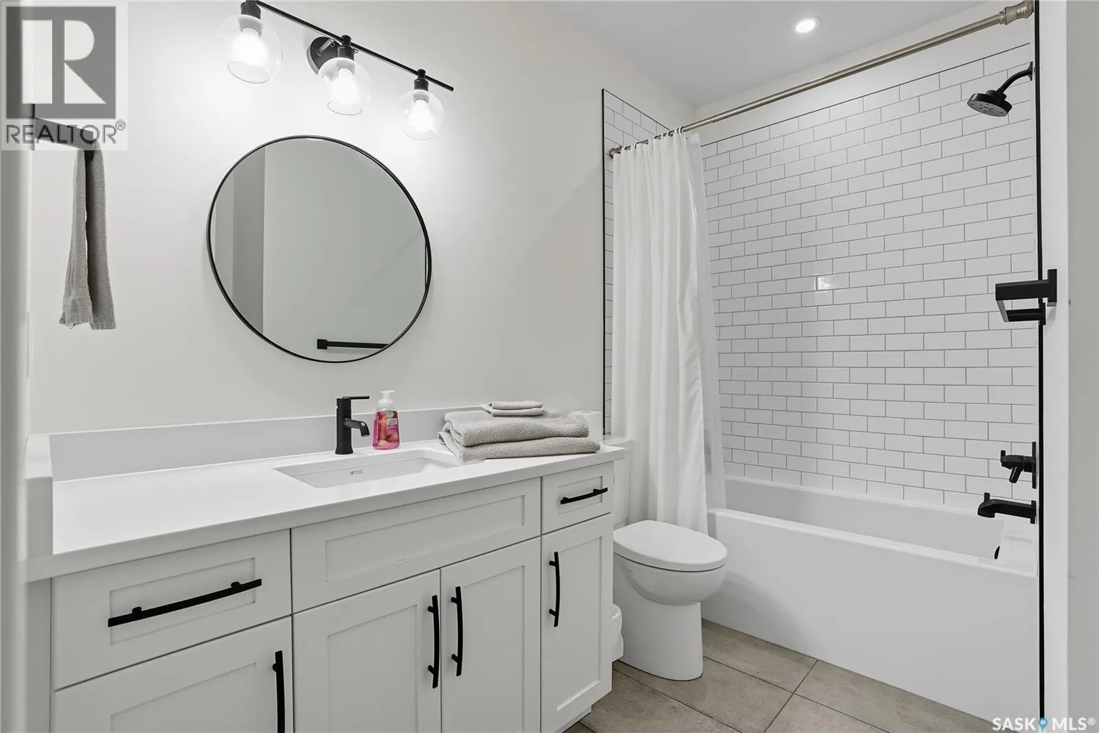 1172A Spadina CRESCENT E