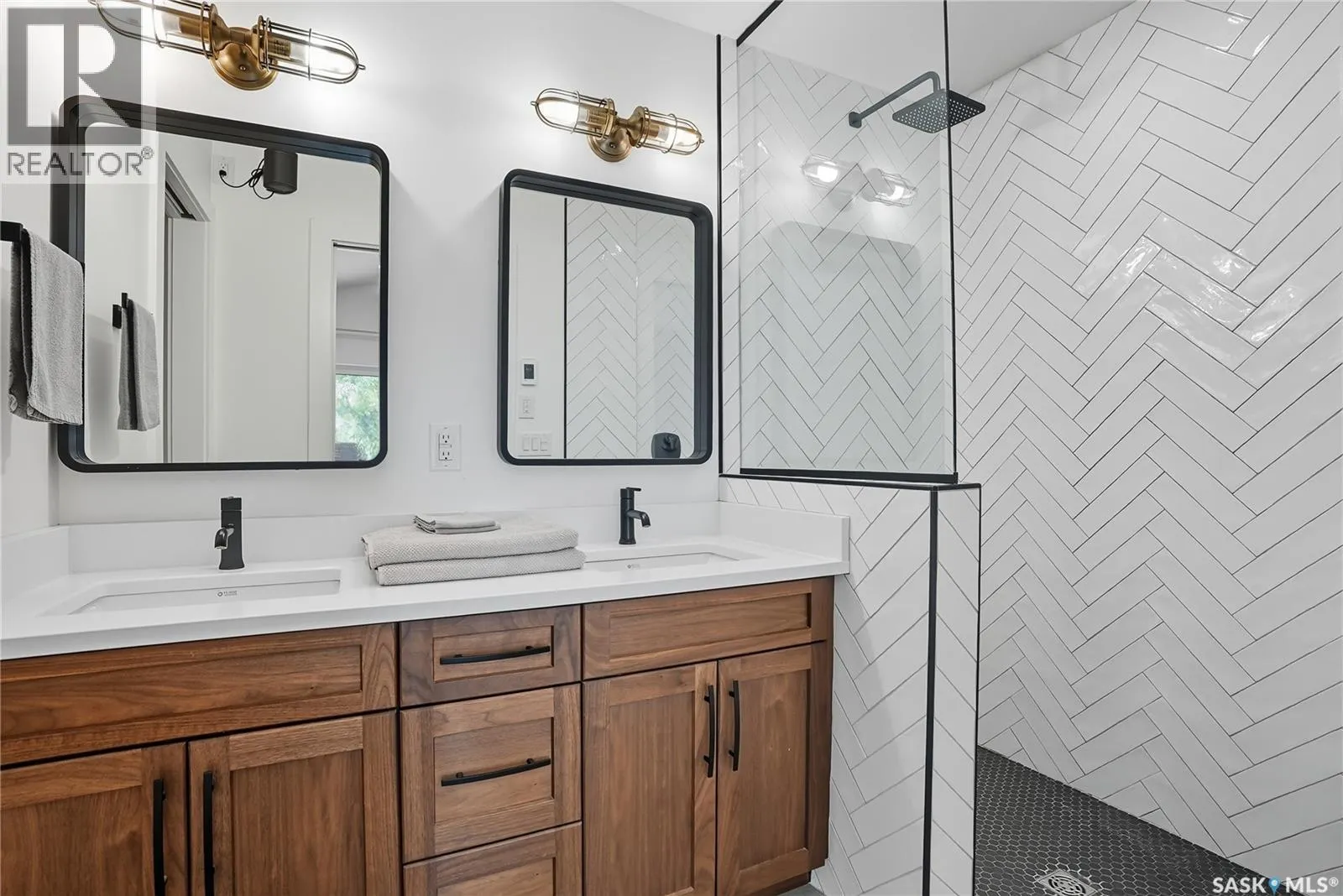 1172A Spadina CRESCENT E