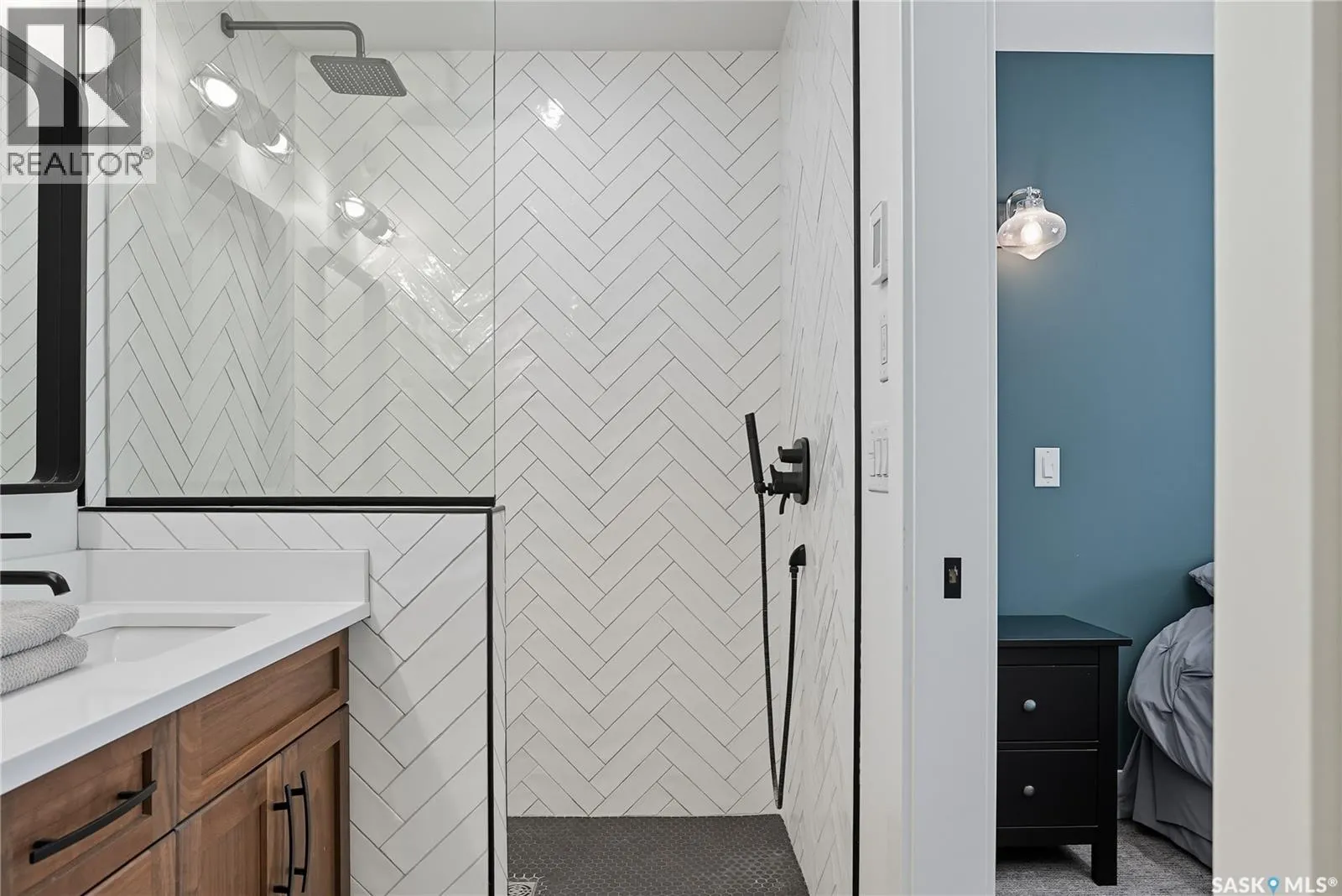 1172A Spadina CRESCENT E